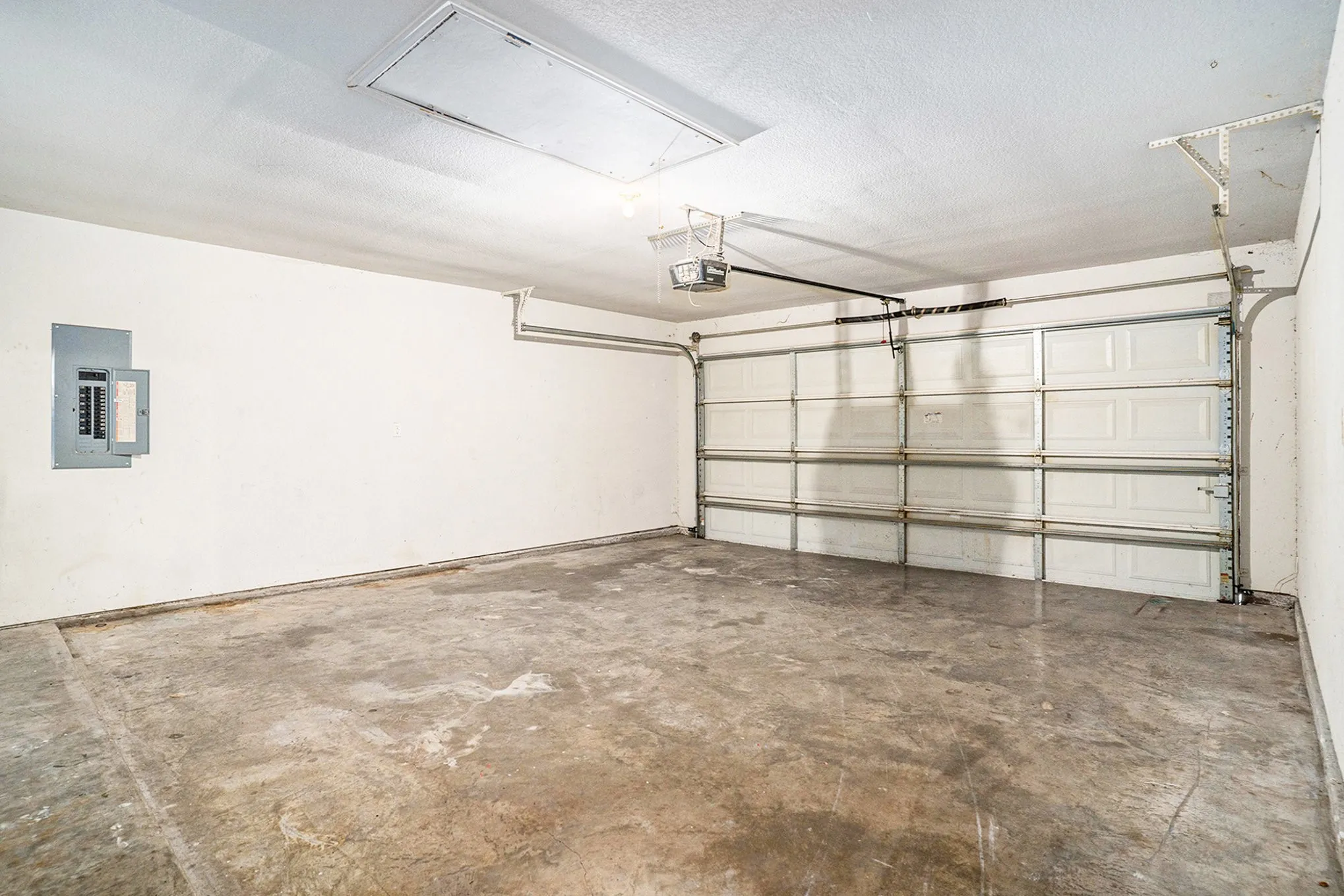 Single Family Residence For Rent in Johnson County , 609 Whitefish Drive, Cleburne, Texas 76033, 3 Bedroom, 2 Bathroom, 2 Garage spaces, 1,395 Sqft, built in 2006, Preowned, mls#21058010, Real Estate Agent in Cleburne, Homes For Rent in Johnson county, Homes For Rent in Cleburne, Realtor in Cleburne Texas, Real Estate Brokerage Independent Realty Texas, Luminita Cordes Realtor