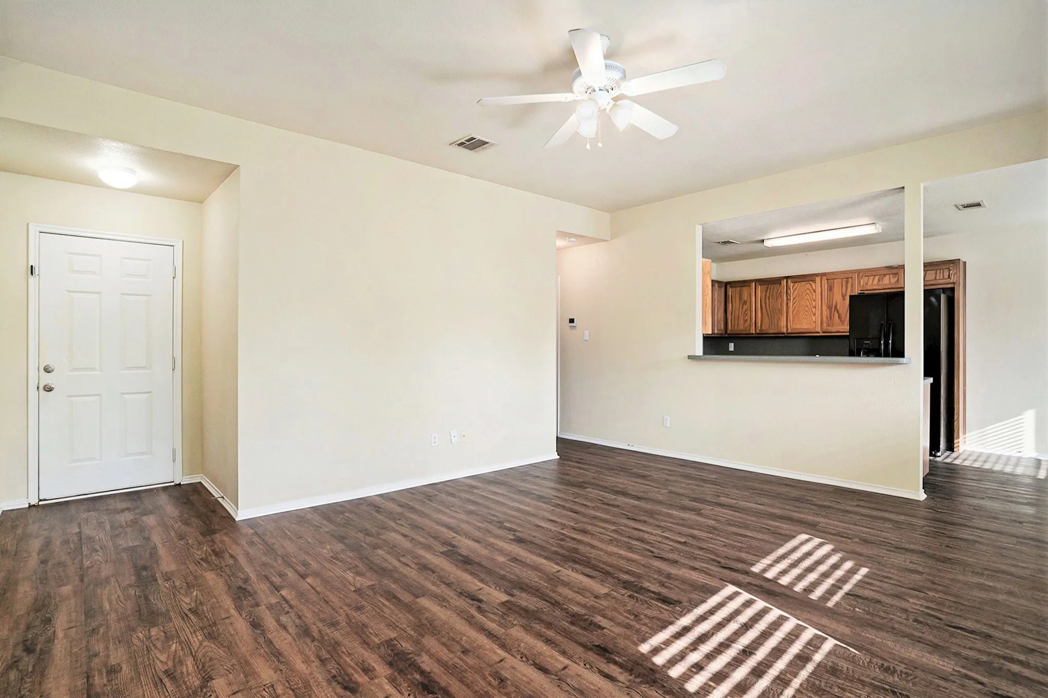 Single Family Residence For Rent in Johnson County , 609 Whitefish Drive, Cleburne, Texas 76033, 3 Bedroom, 2 Bathroom, 2 Garage spaces, 1,395 Sqft, built in 2006, Preowned, mls#21058010, Real Estate Agent in Cleburne, Homes For Rent in Johnson county, Homes For Rent in Cleburne, Realtor in Cleburne Texas, Real Estate Brokerage Independent Realty Texas, Luminita Cordes Realtor
