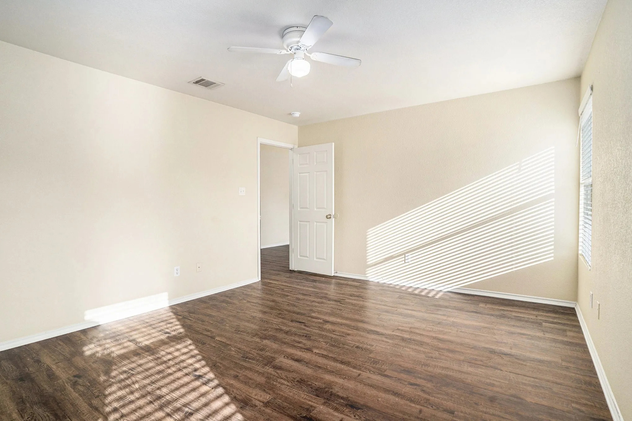 Single Family Residence For Rent in Johnson County , 609 Whitefish Drive, Cleburne, Texas 76033, 3 Bedroom, 2 Bathroom, 2 Garage spaces, 1,395 Sqft, built in 2006, Preowned, mls#21058010, Real Estate Agent in Cleburne, Homes For Rent in Johnson county, Homes For Rent in Cleburne, Realtor in Cleburne Texas, Real Estate Brokerage Independent Realty Texas, Luminita Cordes Realtor