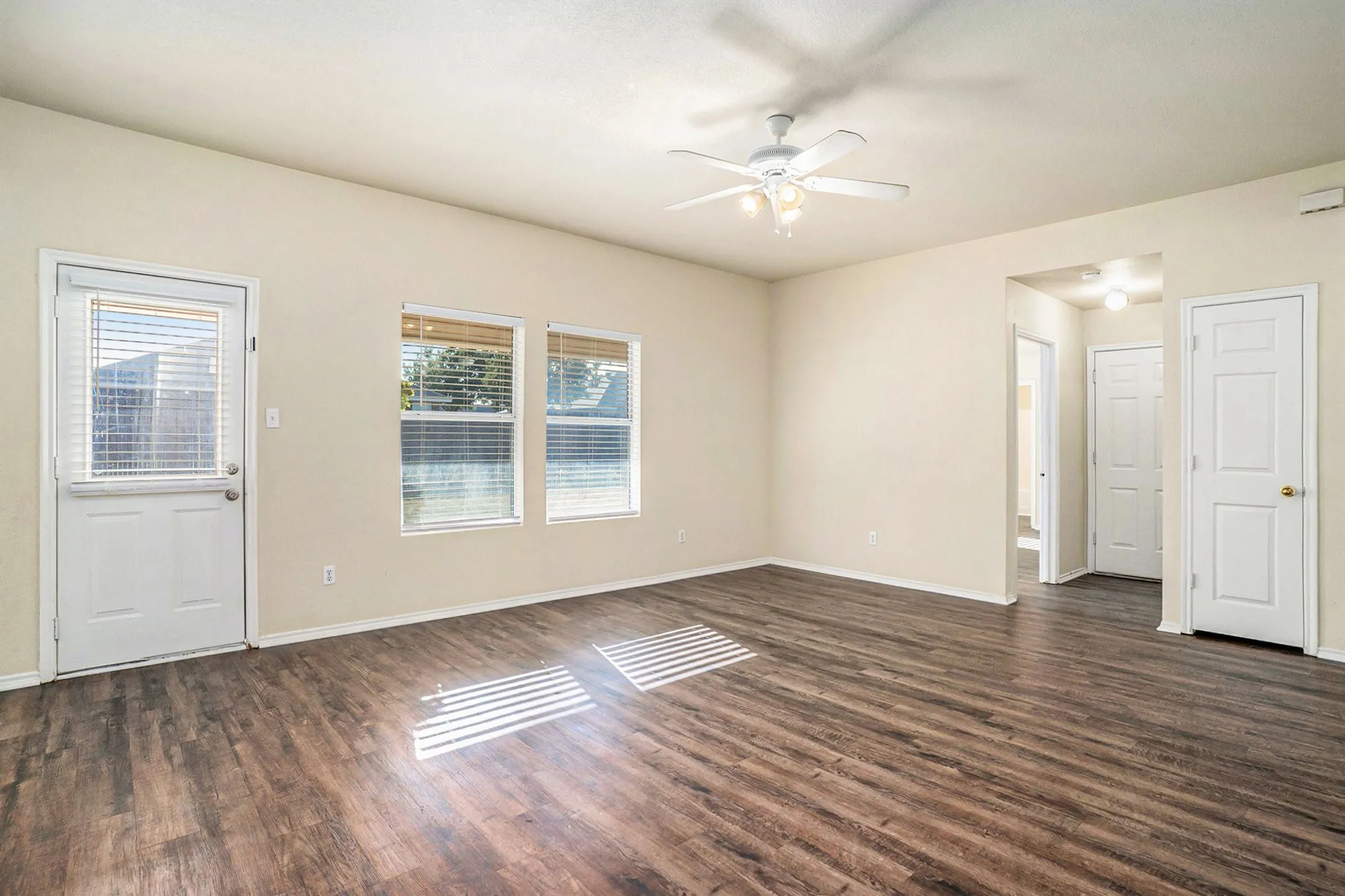 Single Family Residence For Rent in Johnson County , 609 Whitefish Drive, Cleburne, Texas 76033, 3 Bedroom, 2 Bathroom, 2 Garage spaces, 1,395 Sqft, built in 2006, Preowned, mls#21058010, Real Estate Agent in Cleburne, Homes For Rent in Johnson county, Homes For Rent in Cleburne, Realtor in Cleburne Texas, Real Estate Brokerage Independent Realty Texas, Luminita Cordes Realtor