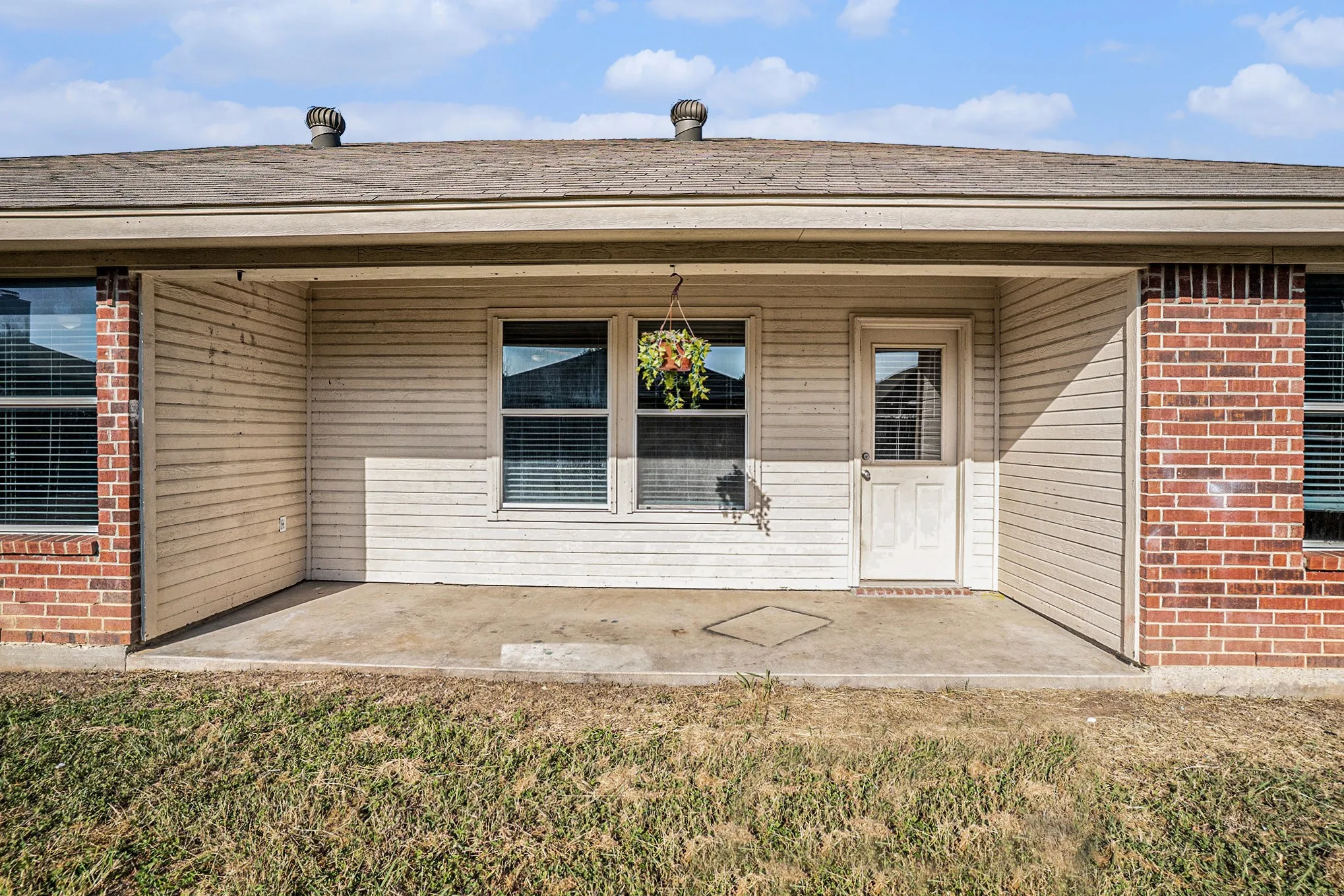 Single Family Residence For Rent in Johnson County , 609 Whitefish Drive, Cleburne, Texas 76033, 3 Bedroom, 2 Bathroom, 2 Garage spaces, 1,395 Sqft, built in 2006, Preowned, mls#21058010, Real Estate Agent in Cleburne, Homes For Rent in Johnson county, Homes For Rent in Cleburne, Realtor in Cleburne Texas, Real Estate Brokerage Independent Realty Texas, Luminita Cordes Realtor