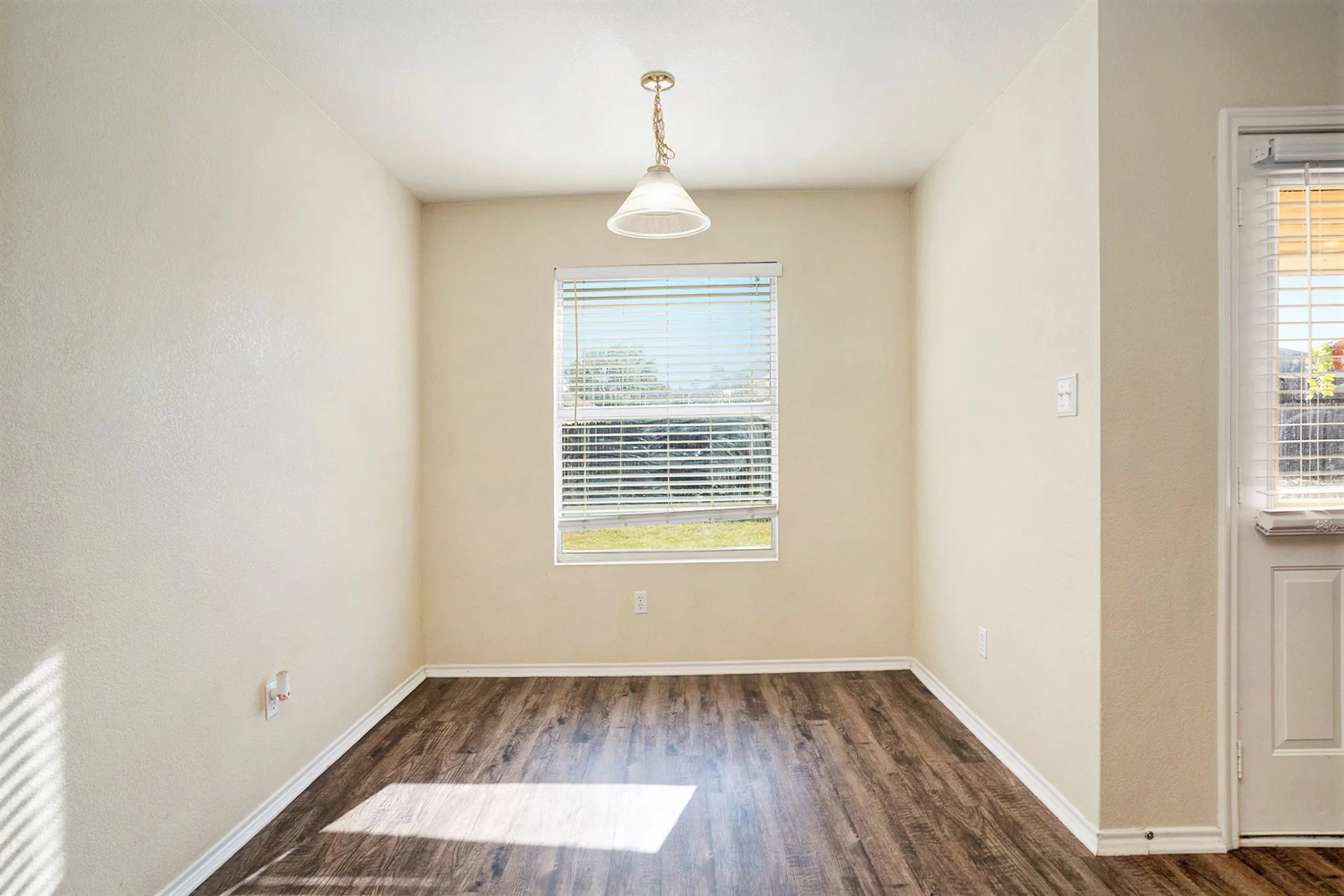 Single Family Residence For Rent in Johnson County , 609 Whitefish Drive, Cleburne, Texas 76033, 3 Bedroom, 2 Bathroom, 2 Garage spaces, 1,395 Sqft, built in 2006, Preowned, mls#21058010, Real Estate Agent in Cleburne, Homes For Rent in Johnson county, Homes For Rent in Cleburne, Realtor in Cleburne Texas, Real Estate Brokerage Independent Realty Texas, Luminita Cordes Realtor