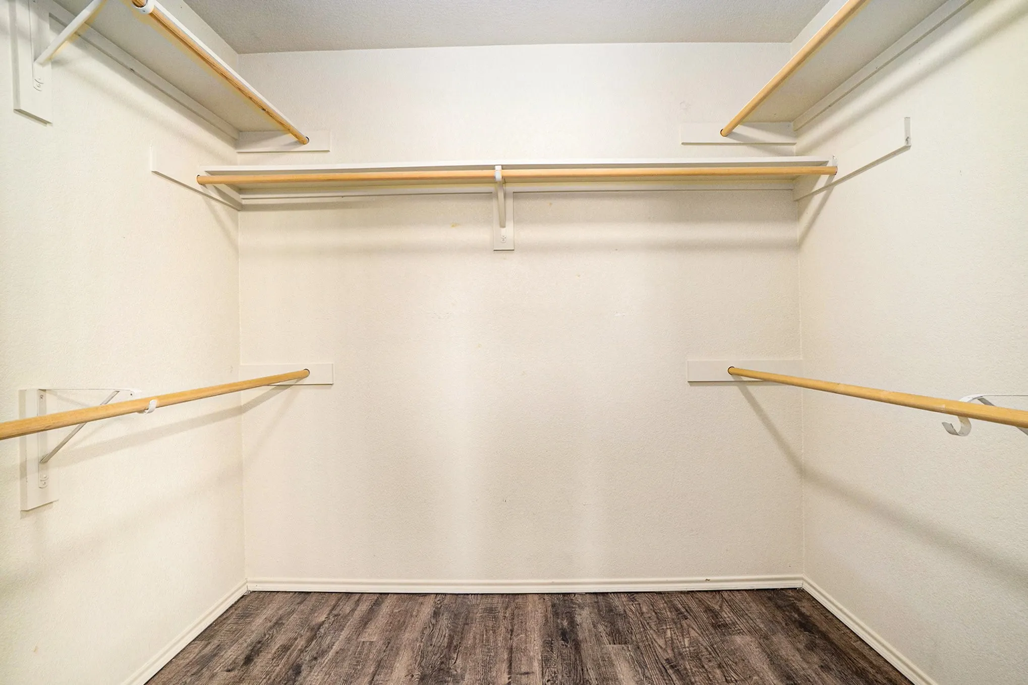 Single Family Residence For Rent in Johnson County , 609 Whitefish Drive, Cleburne, Texas 76033, 3 Bedroom, 2 Bathroom, 2 Garage spaces, 1,395 Sqft, built in 2006, Preowned, mls#21058010, Real Estate Agent in Cleburne, Homes For Rent in Johnson county, Homes For Rent in Cleburne, Realtor in Cleburne Texas, Real Estate Brokerage Independent Realty Texas, Luminita Cordes Realtor