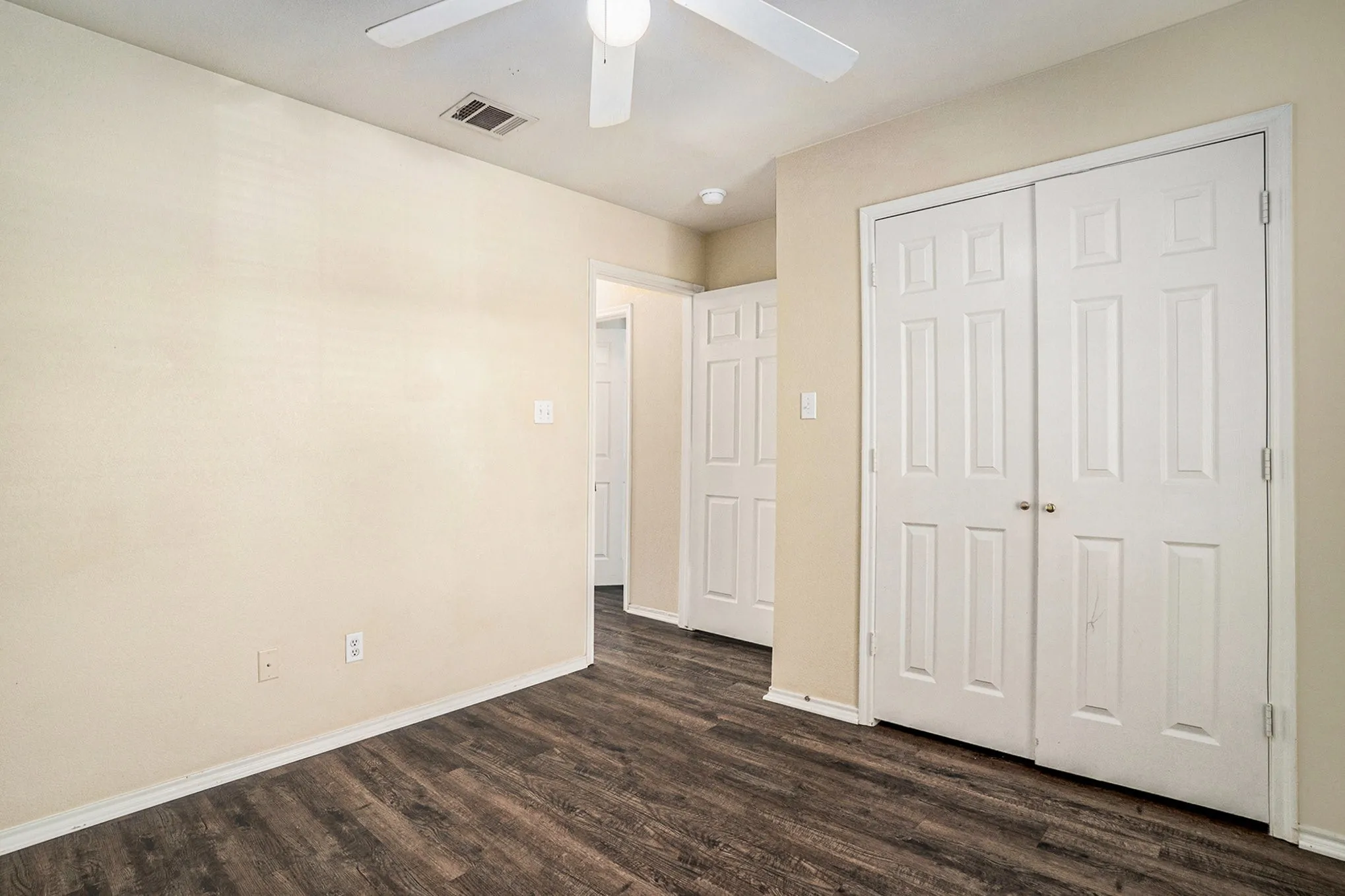 Single Family Residence For Rent in Johnson County , 609 Whitefish Drive, Cleburne, Texas 76033, 3 Bedroom, 2 Bathroom, 2 Garage spaces, 1,395 Sqft, built in 2006, Preowned, mls#21058010, Real Estate Agent in Cleburne, Homes For Rent in Johnson county, Homes For Rent in Cleburne, Realtor in Cleburne Texas, Real Estate Brokerage Independent Realty Texas, Luminita Cordes Realtor