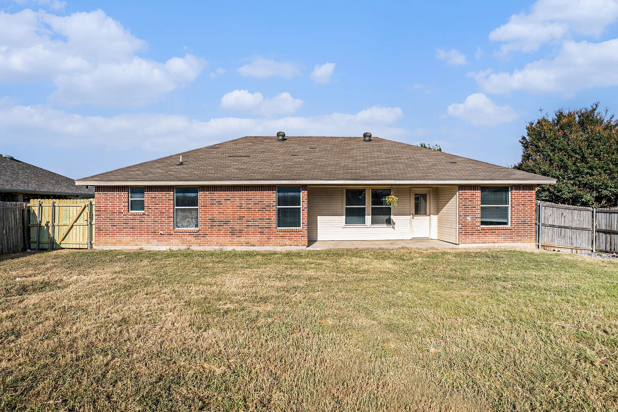 Single Family Residence For Rent in Johnson County , 609 Whitefish Drive, Cleburne, Texas 76033, 3 Bedroom, 2 Bathroom, 2 Garage spaces, 1,395 Sqft, built in 2006, Preowned, mls#21058010, Real Estate Agent in Cleburne, Homes For Rent in Johnson county, Homes For Rent in Cleburne, Realtor in Cleburne Texas, Real Estate Brokerage Independent Realty Texas, Luminita Cordes Realtor