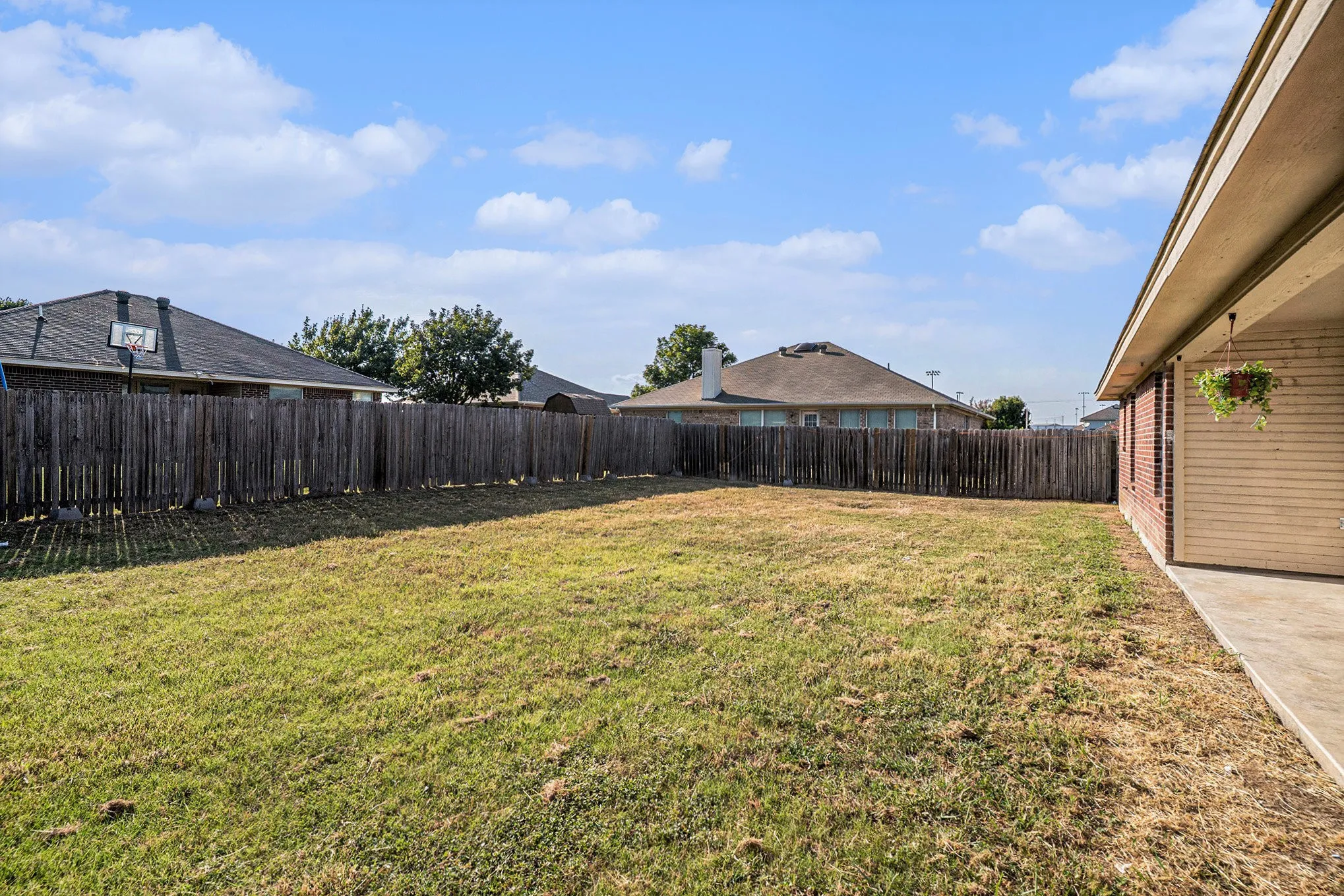 Single Family Residence For Rent in Johnson County , 609 Whitefish Drive, Cleburne, Texas 76033, 3 Bedroom, 2 Bathroom, 2 Garage spaces, 1,395 Sqft, built in 2006, Preowned, mls#21058010, Real Estate Agent in Cleburne, Homes For Rent in Johnson county, Homes For Rent in Cleburne, Realtor in Cleburne Texas, Real Estate Brokerage Independent Realty Texas, Luminita Cordes Realtor