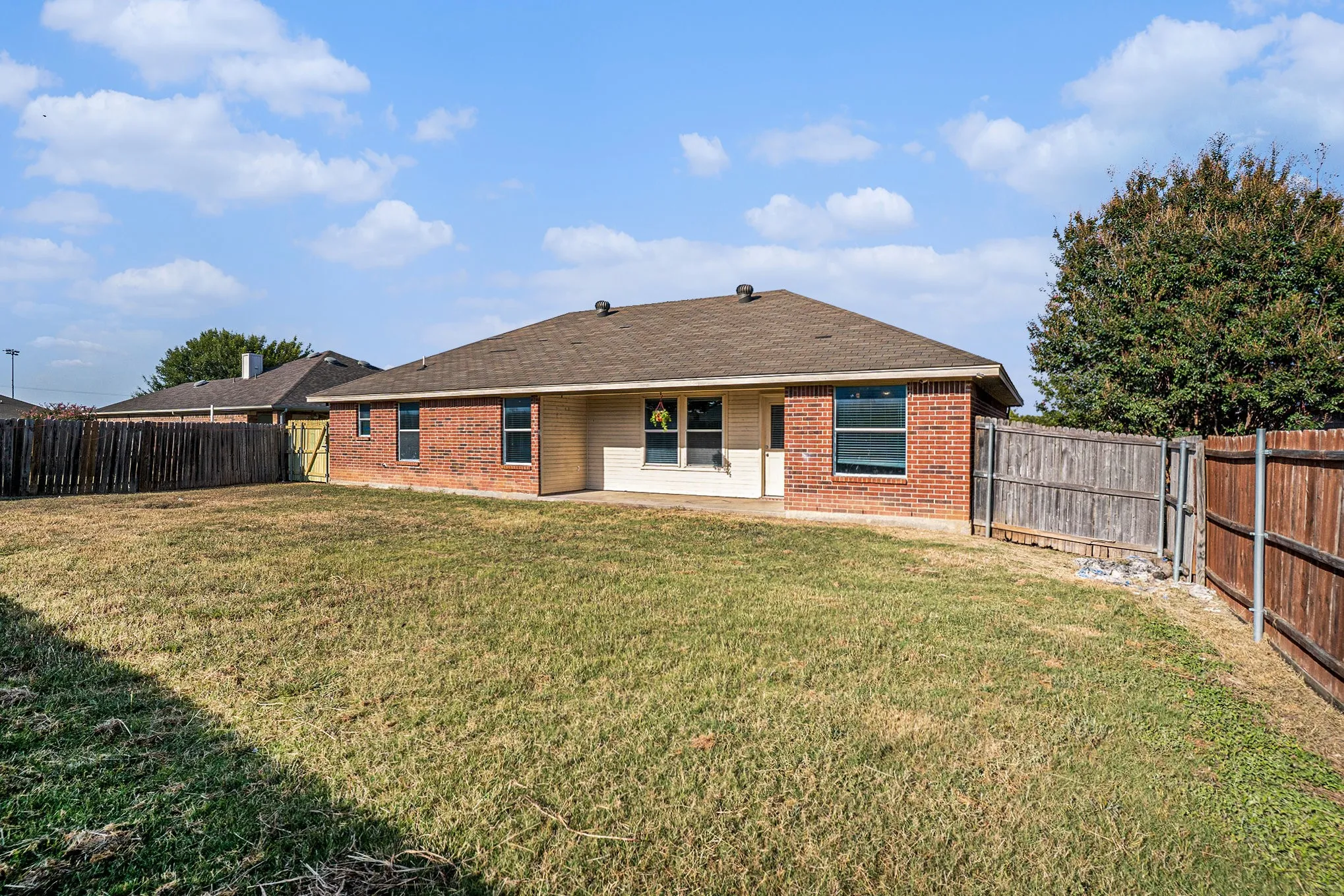 Single Family Residence For Rent in Johnson County , 609 Whitefish Drive, Cleburne, Texas 76033, 3 Bedroom, 2 Bathroom, 2 Garage spaces, 1,395 Sqft, built in 2006, Preowned, mls#21058010, Real Estate Agent in Cleburne, Homes For Rent in Johnson county, Homes For Rent in Cleburne, Realtor in Cleburne Texas, Real Estate Brokerage Independent Realty Texas, Luminita Cordes Realtor