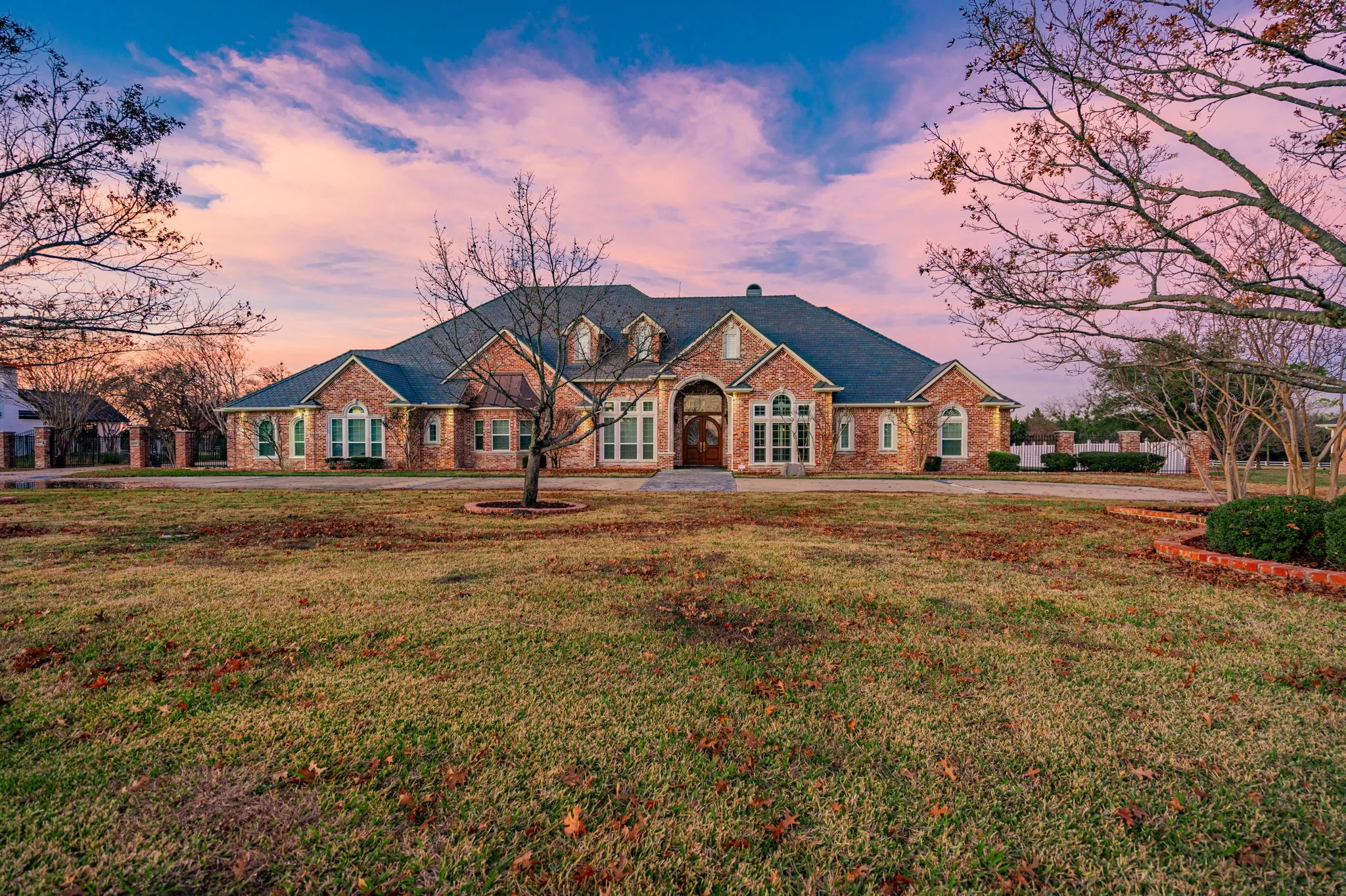 Single Family Residence For Sale in Rockwall County , 1990 Broken Lance Lane, Rockwall, Texas 75032, 5 Bedroom, 6 Bathroom, 4 Garage spaces, 5,879 Sqft, built in 1999, Preowned, mls#21055232, Real Estate Agent in Rockwall, Homes For Sale in Rockwall county, Homes For Sale in Rockwall, Realtor in Rockwall Texas, Real Estate Brokerage Independent Realty Texas, Luminita Cordes Realtor
