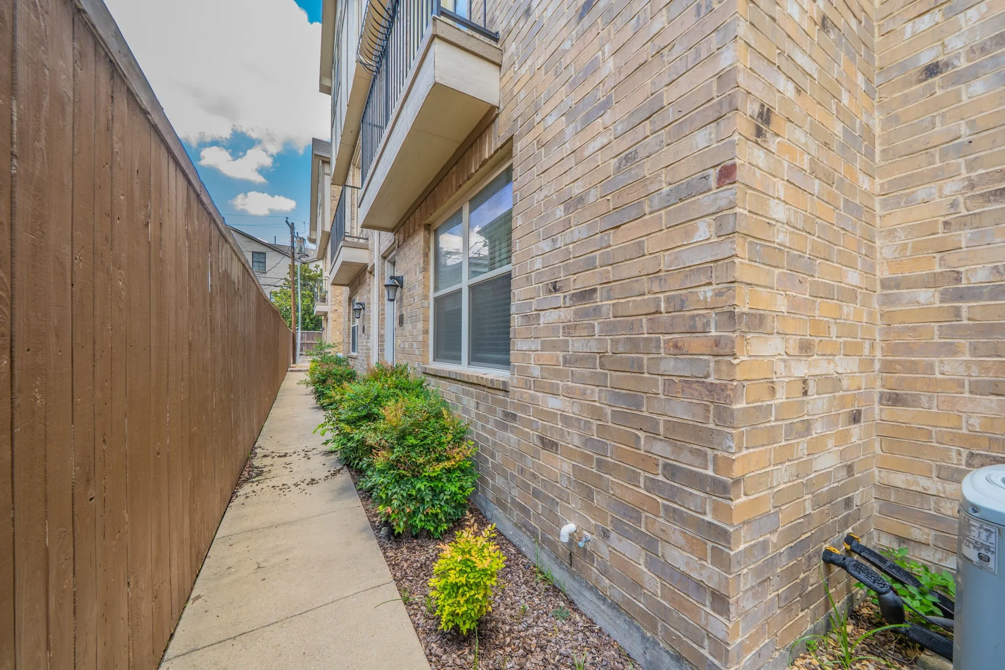 Townhouse For Rent in Dallas County , 4148 Grassmere Lane 2A, University Park, Texas 75205, 4 Bedroom, 4 Bathroom, 2 Garage spaces, 2,105 Sqft, built in 2007, mls#21058592, Real Estate Agent in University Park, Homes For Rent in Dallas county, Homes For Rent in University Park, Realtor in University Park Texas, Real Estate Brokerage Independent Realty Texas, Luminita Cordes Realtor