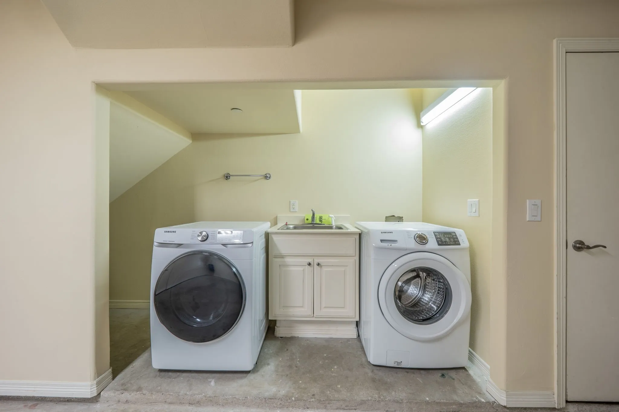Townhouse For Rent in Dallas County , 4148 Grassmere Lane 2A, University Park, Texas 75205, 4 Bedroom, 4 Bathroom, 2 Garage spaces, 2,105 Sqft, built in 2007, mls#21058592, Real Estate Agent in University Park, Homes For Rent in Dallas county, Homes For Rent in University Park, Realtor in University Park Texas, Real Estate Brokerage Independent Realty Texas, Luminita Cordes Realtor