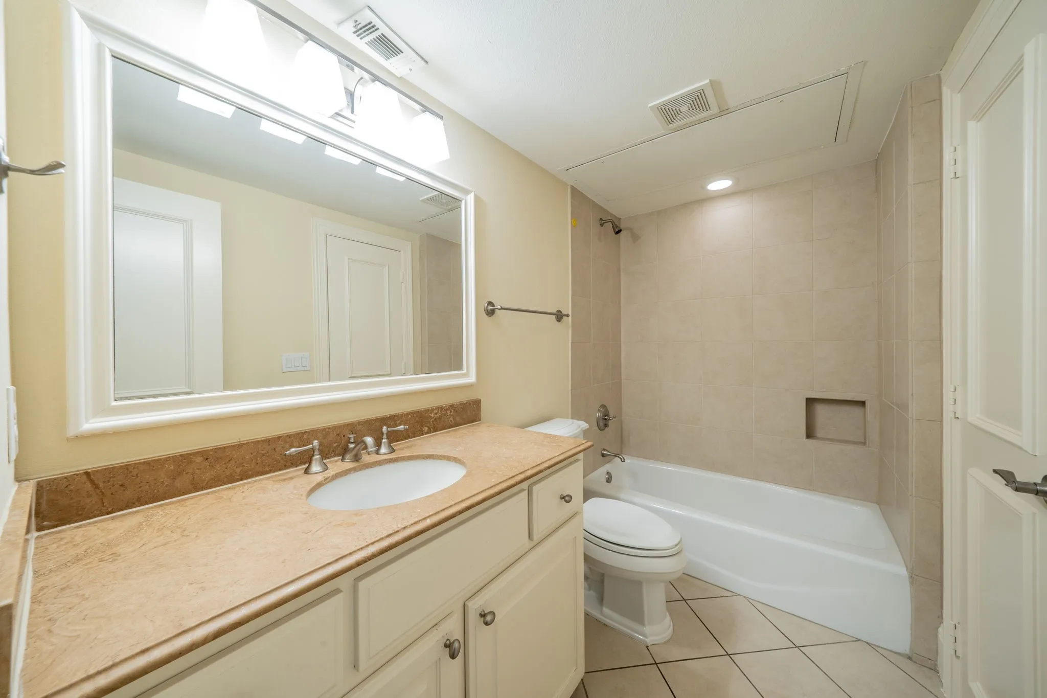 Townhouse For Rent in Dallas County , 4148 Grassmere Lane 2A, University Park, Texas 75205, 4 Bedroom, 4 Bathroom, 2 Garage spaces, 2,105 Sqft, built in 2007, mls#21058592, Real Estate Agent in University Park, Homes For Rent in Dallas county, Homes For Rent in University Park, Realtor in University Park Texas, Real Estate Brokerage Independent Realty Texas, Luminita Cordes Realtor