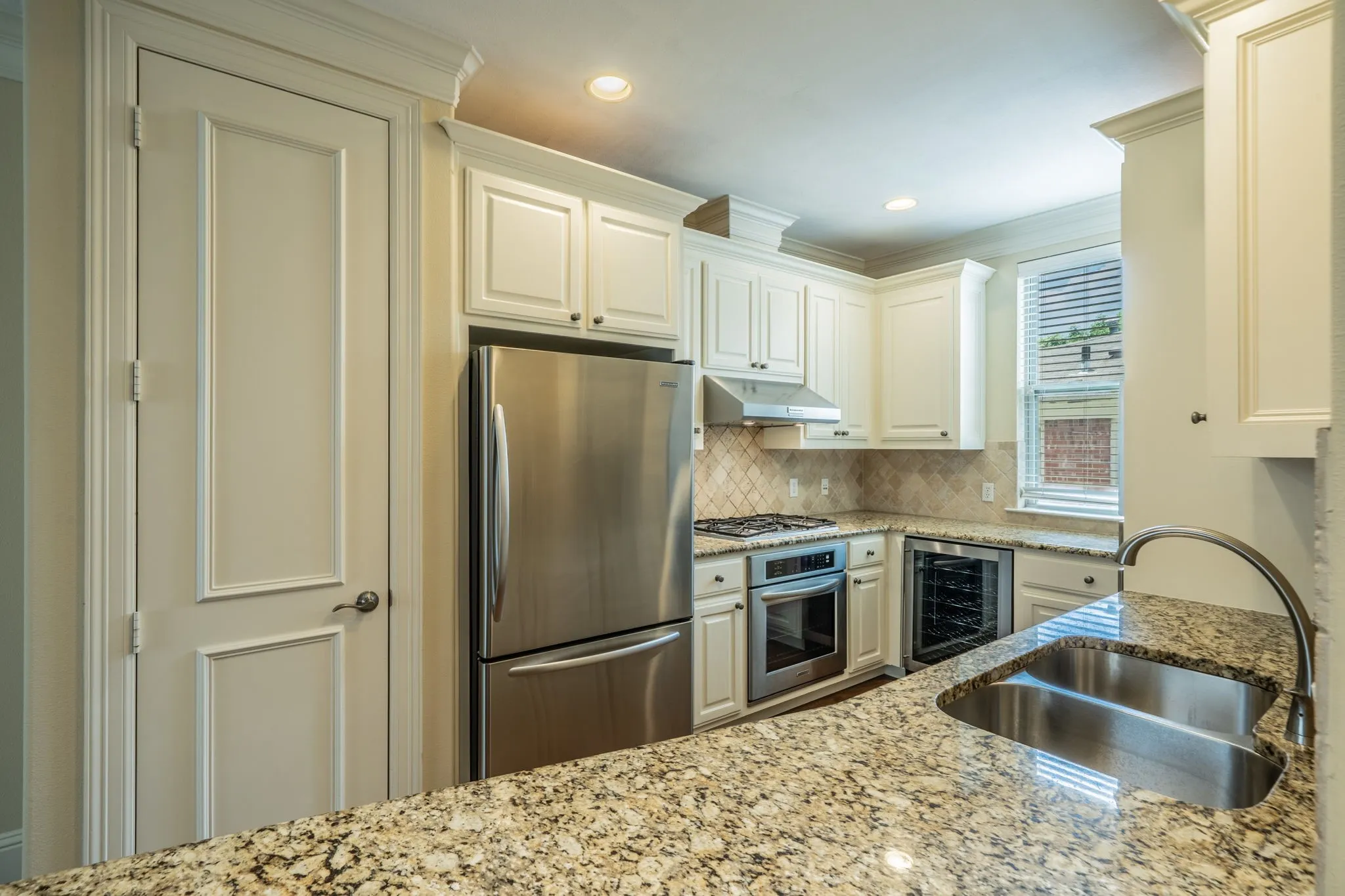 Townhouse For Rent in Dallas County , 4148 Grassmere Lane 2A, University Park, Texas 75205, 4 Bedroom, 4 Bathroom, 2 Garage spaces, 2,105 Sqft, built in 2007, mls#21058592, Real Estate Agent in University Park, Homes For Rent in Dallas county, Homes For Rent in University Park, Realtor in University Park Texas, Real Estate Brokerage Independent Realty Texas, Luminita Cordes Realtor