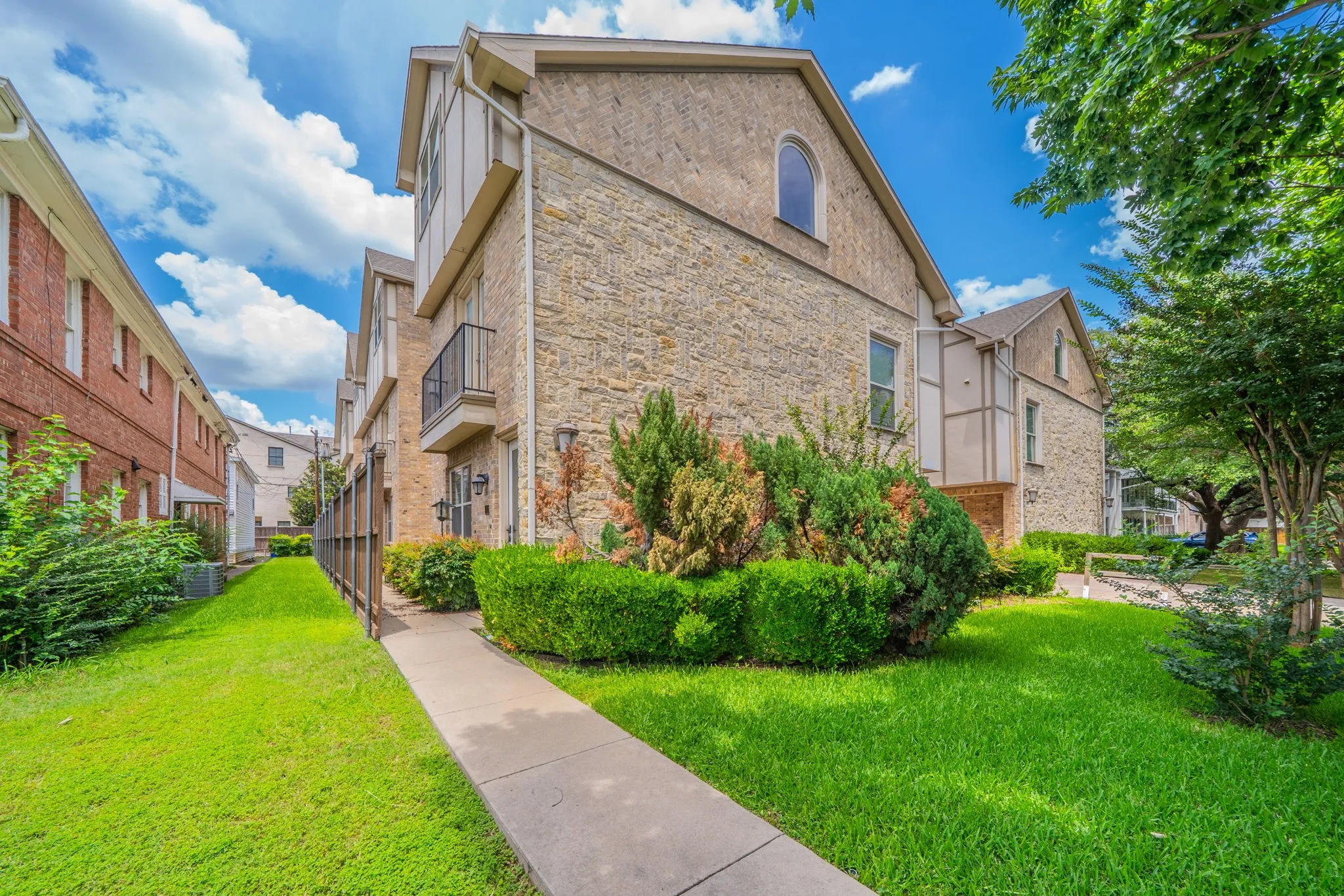 Townhouse For Rent in Dallas County , 4148 Grassmere Lane 2A, University Park, Texas 75205, 4 Bedroom, 4 Bathroom, 2 Garage spaces, 2,105 Sqft, built in 2007, mls#21058592, Real Estate Agent in University Park, Homes For Rent in Dallas county, Homes For Rent in University Park, Realtor in University Park Texas, Real Estate Brokerage Independent Realty Texas, Luminita Cordes Realtor
