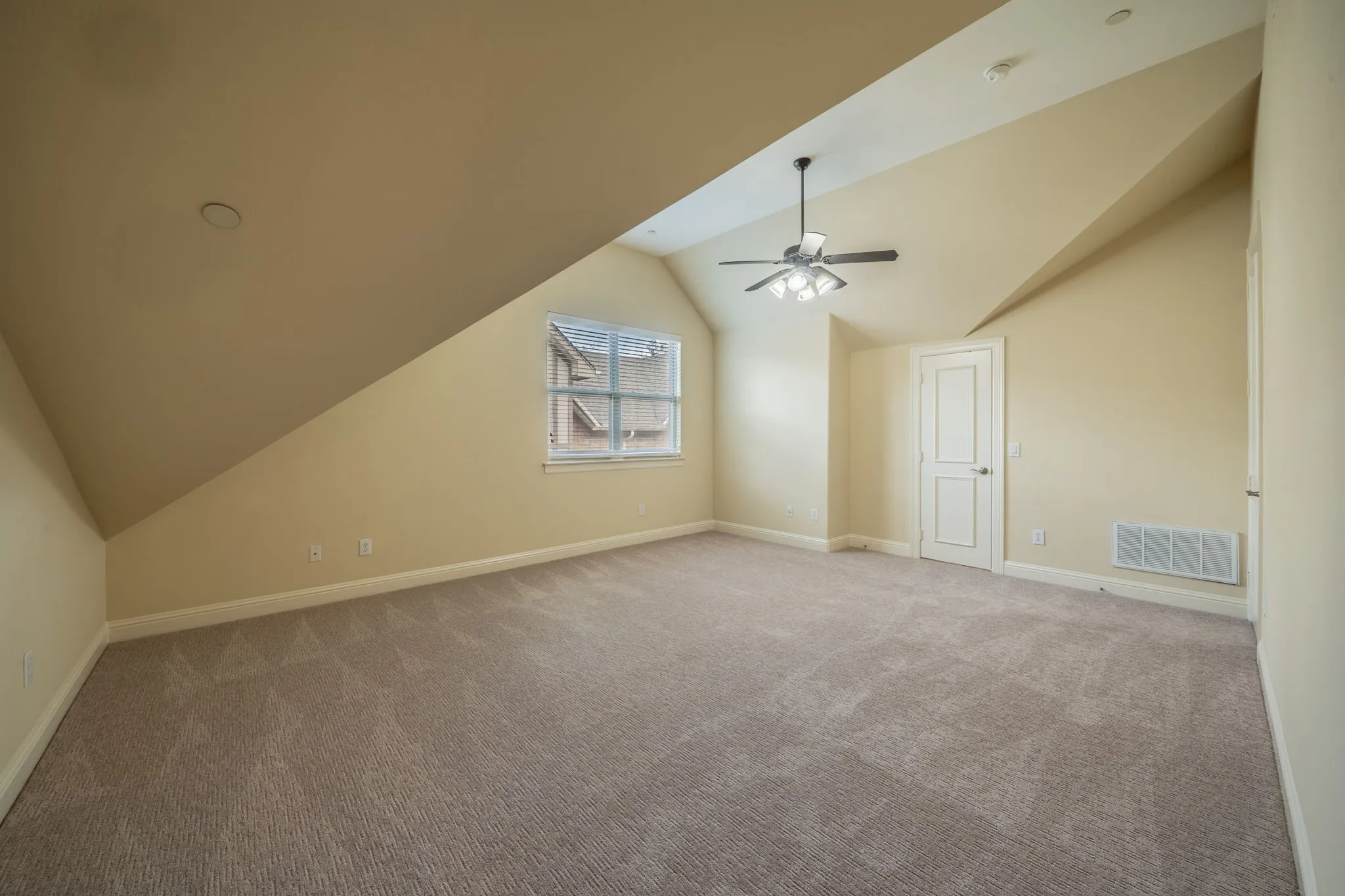 Townhouse For Rent in Dallas County , 4148 Grassmere Lane 2A, University Park, Texas 75205, 4 Bedroom, 4 Bathroom, 2 Garage spaces, 2,105 Sqft, built in 2007, mls#21058592, Real Estate Agent in University Park, Homes For Rent in Dallas county, Homes For Rent in University Park, Realtor in University Park Texas, Real Estate Brokerage Independent Realty Texas, Luminita Cordes Realtor