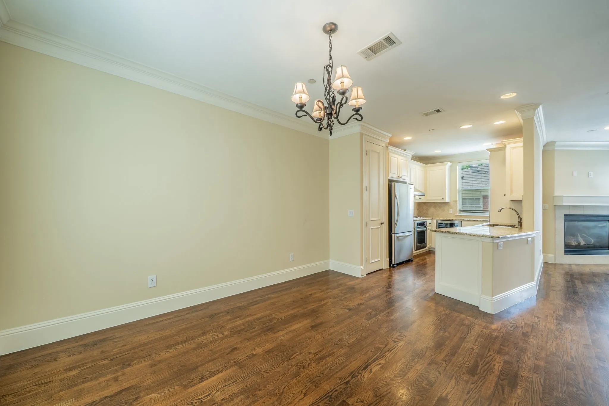 Townhouse For Rent in Dallas County , 4148 Grassmere Lane 2A, University Park, Texas 75205, 4 Bedroom, 4 Bathroom, 2 Garage spaces, 2,105 Sqft, built in 2007, mls#21058592, Real Estate Agent in University Park, Homes For Rent in Dallas county, Homes For Rent in University Park, Realtor in University Park Texas, Real Estate Brokerage Independent Realty Texas, Luminita Cordes Realtor