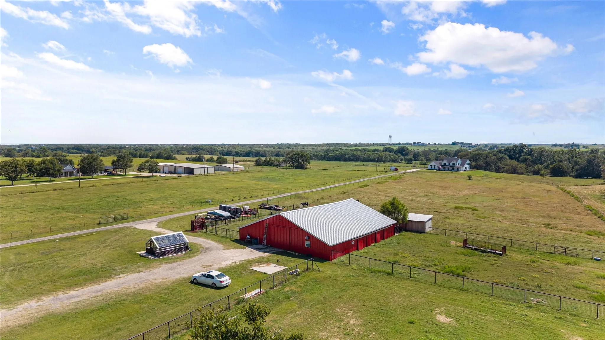 Workshop and barn with its own dedicated driveway