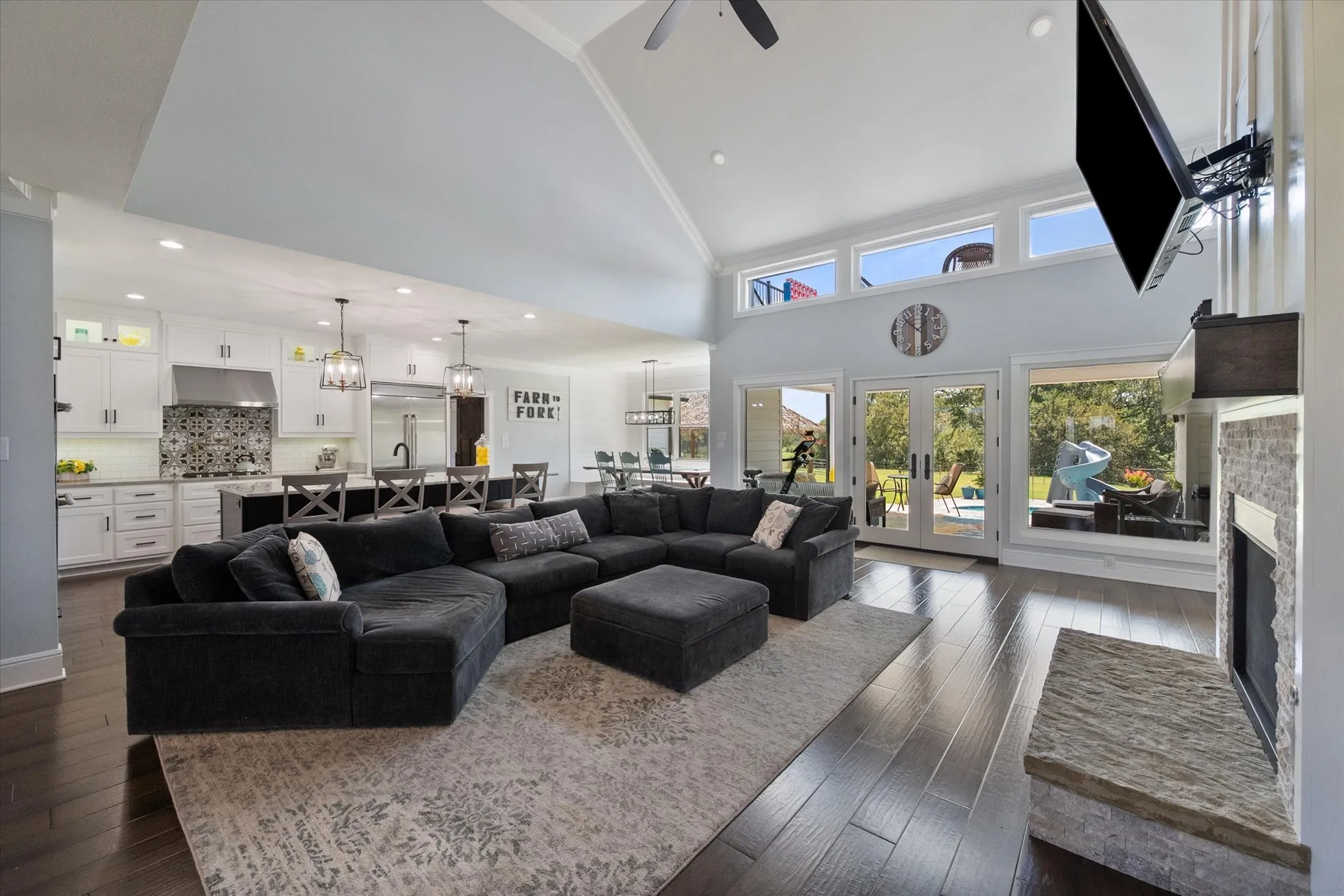 The huge open floorplan is just what you're looking for!