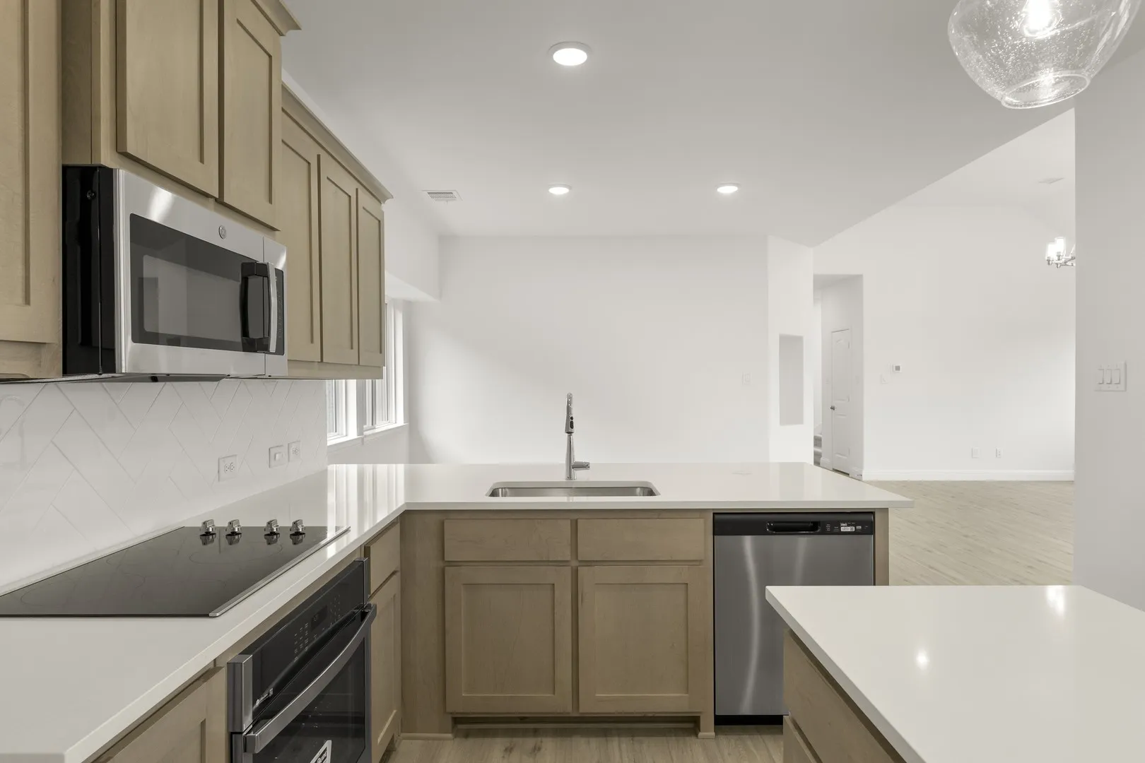 12. 1704 Meadow Crest - Kitchen (4)