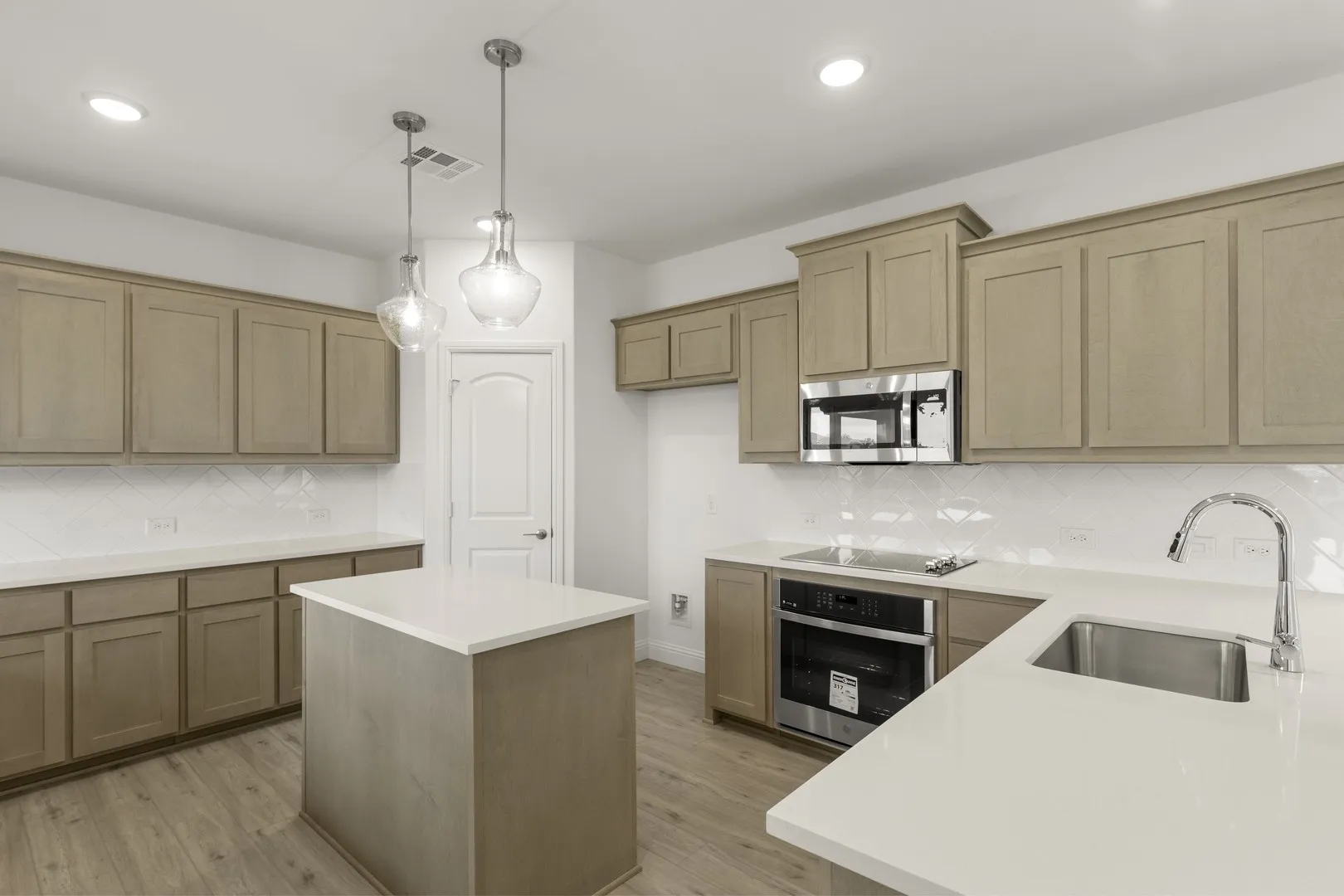 10. 1704 Meadow Crest - Kitchen (2)