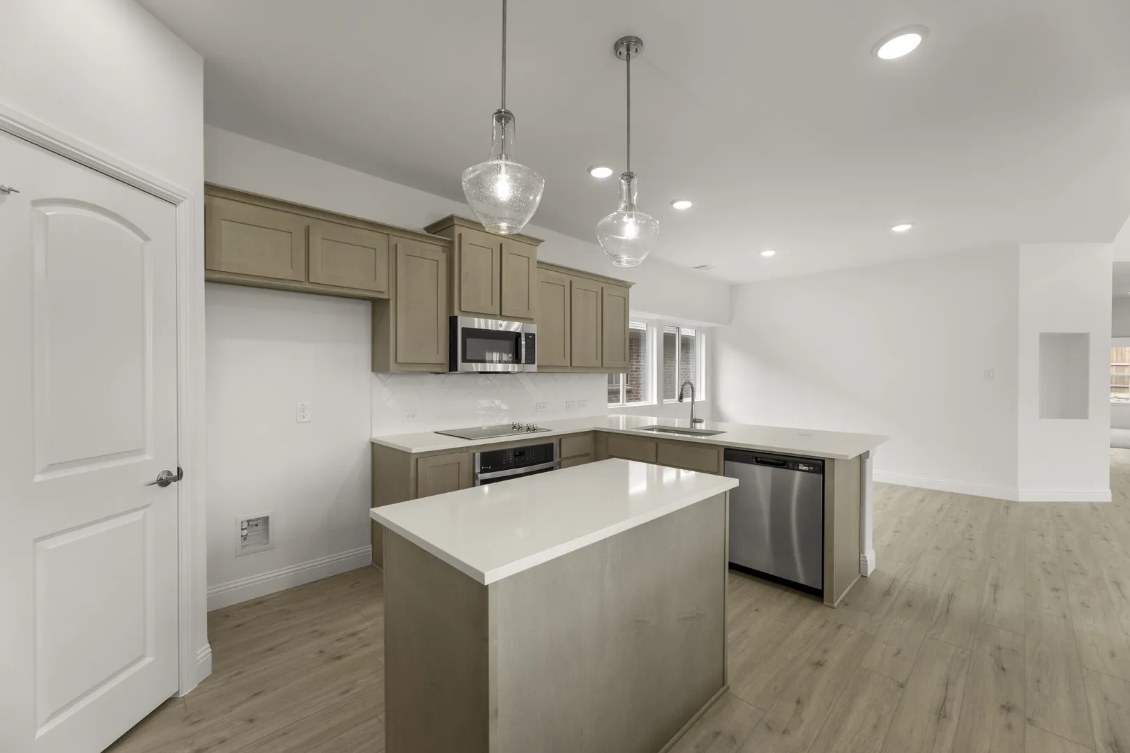 11. 1704 Meadow Crest - Kitchen (3)