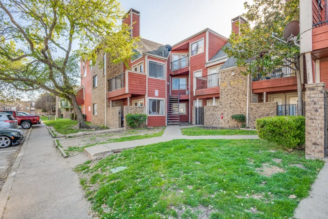 Condominium For Sale in Dallas County , 9825 Walnut Street M 205, Dallas, Texas 75243, 2 Bedrooms, 2 Bathrooms, 2 Garage spaces, 1,031 Sqft, built in 1983, Preowned, Price $125,000, mls#21058391, Real Estate Agent in Dallas, Homes For Sale in Dallas county, Homes For Sale in Dallas, Realtor in Dallas Texas, Real Estate Brokerage Independent Realty Texas, Luminita Cordes Realtor