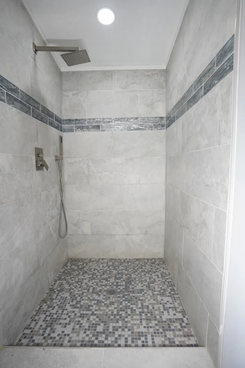 Full bath with a tile shower and recessed lighting