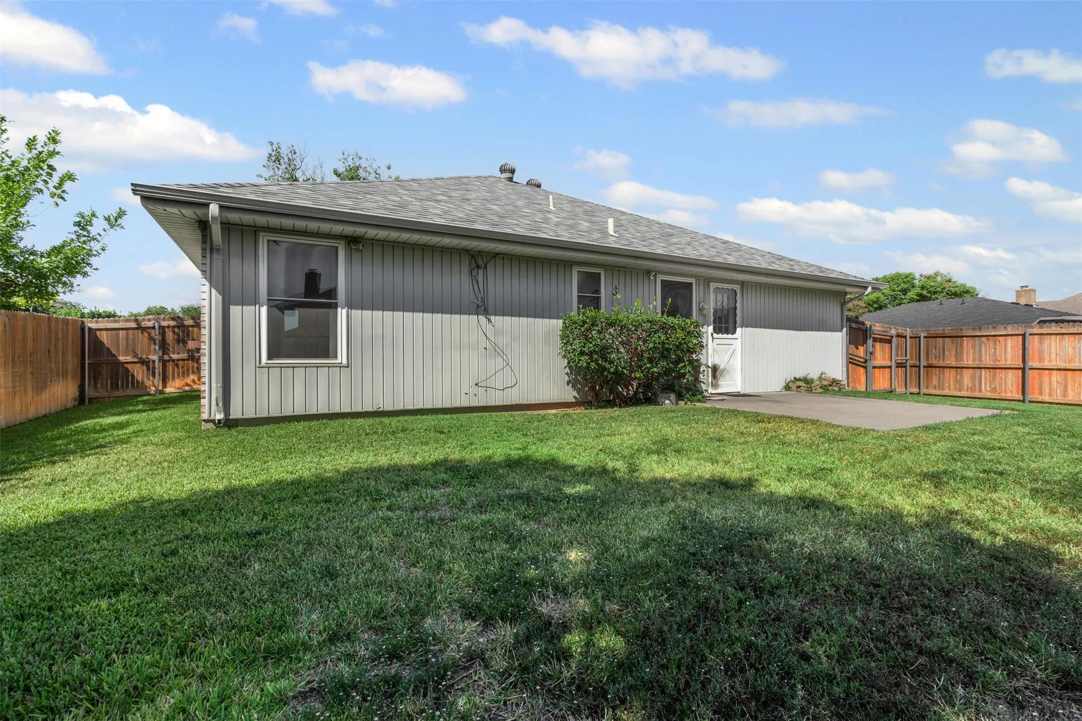 Single Family Residence For Sale in Tarrant County , 7301 Wagonwheel Road, Fort Worth, Texas 76133, 3 Bedroom, 2 Bathroom, 2 Garage spaces, 1,311 Sqft, built in 1989, mls#21059478, Real Estate Agent in Fort Worth, Homes For Sale in Tarrant county, Homes For Sale in Fort Worth, Realtor in Fort Worth Texas, Real Estate Brokerage Independent Realty Texas, Luminita Cordes Realtor