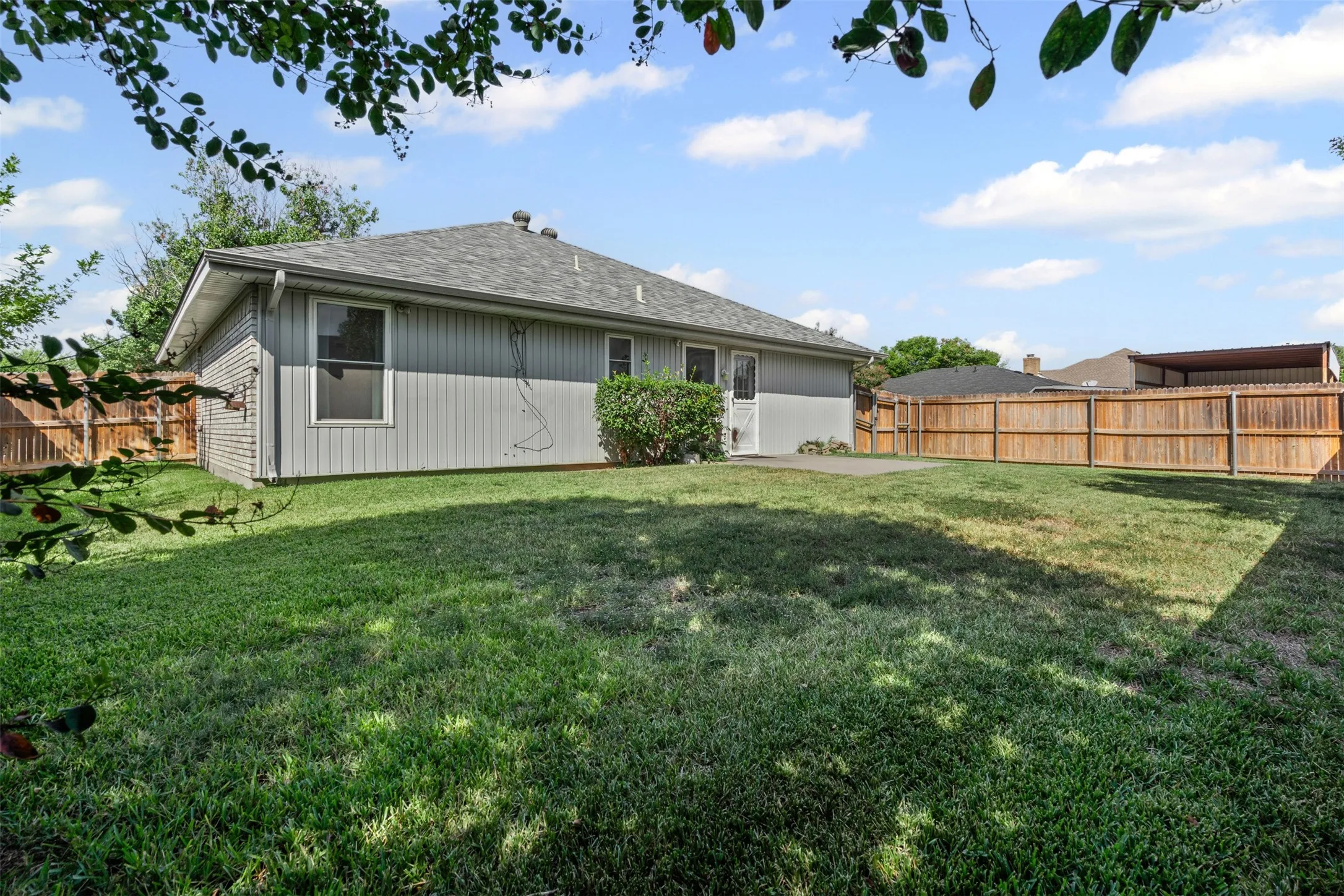 Single Family Residence For Sale in Tarrant County , 7301 Wagonwheel Road, Fort Worth, Texas 76133, 3 Bedroom, 2 Bathroom, 2 Garage spaces, 1,311 Sqft, built in 1989, mls#21059478, Real Estate Agent in Fort Worth, Homes For Sale in Tarrant county, Homes For Sale in Fort Worth, Realtor in Fort Worth Texas, Real Estate Brokerage Independent Realty Texas, Luminita Cordes Realtor