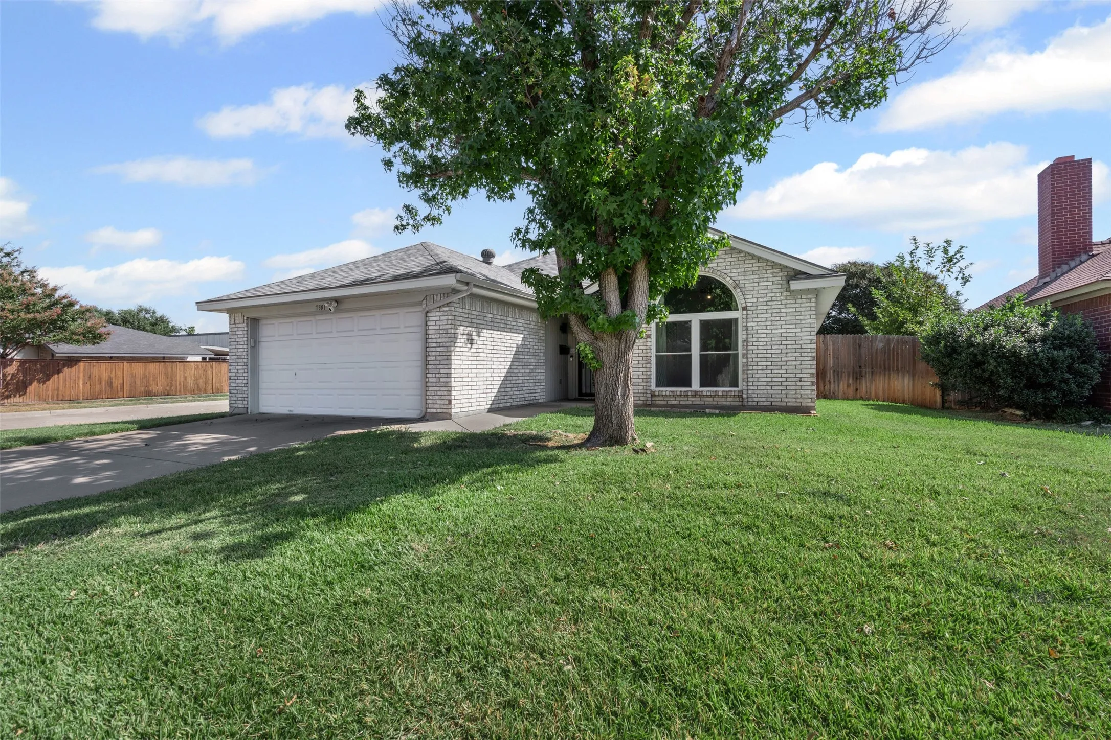 Single Family Residence For Sale in Tarrant County , 7301 Wagonwheel Road, Fort Worth, Texas 76133, 3 Bedroom, 2 Bathroom, 2 Garage spaces, 1,311 Sqft, built in 1989, mls#21059478, Real Estate Agent in Fort Worth, Homes For Sale in Tarrant county, Homes For Sale in Fort Worth, Realtor in Fort Worth Texas, Real Estate Brokerage Independent Realty Texas, Luminita Cordes Realtor
