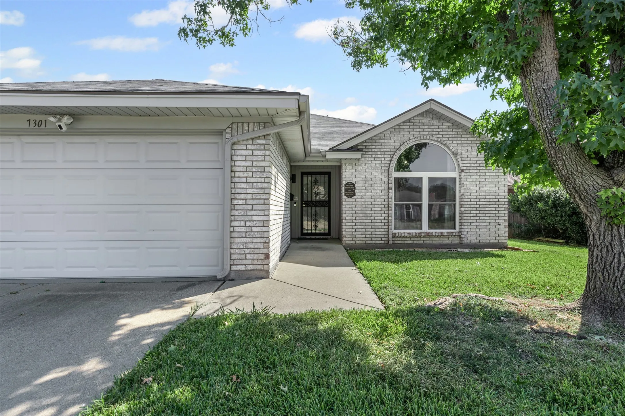 Single Family Residence For Sale in Tarrant County , 7301 Wagonwheel Road, Fort Worth, Texas 76133, 3 Bedroom, 2 Bathroom, 2 Garage spaces, 1,311 Sqft, built in 1989, mls#21059478, Real Estate Agent in Fort Worth, Homes For Sale in Tarrant county, Homes For Sale in Fort Worth, Realtor in Fort Worth Texas, Real Estate Brokerage Independent Realty Texas, Luminita Cordes Realtor