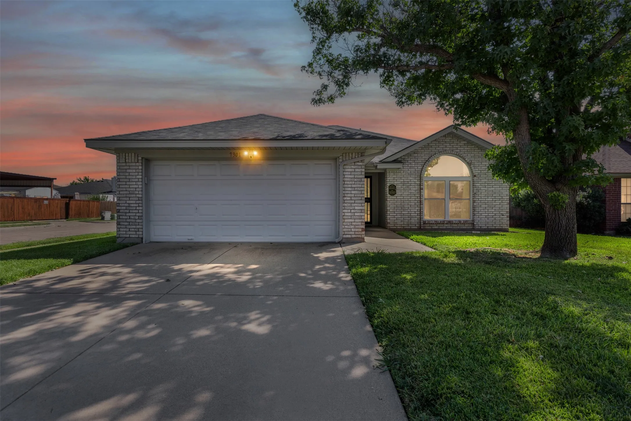Single Family Residence For Sale in Tarrant County , 7301 Wagonwheel Road, Fort Worth, Texas 76133, 3 Bedroom, 2 Bathroom, 2 Garage spaces, 1,311 Sqft, built in 1989, mls#21059478, Real Estate Agent in Fort Worth, Homes For Sale in Tarrant county, Homes For Sale in Fort Worth, Realtor in Fort Worth Texas, Real Estate Brokerage Independent Realty Texas, Luminita Cordes Realtor