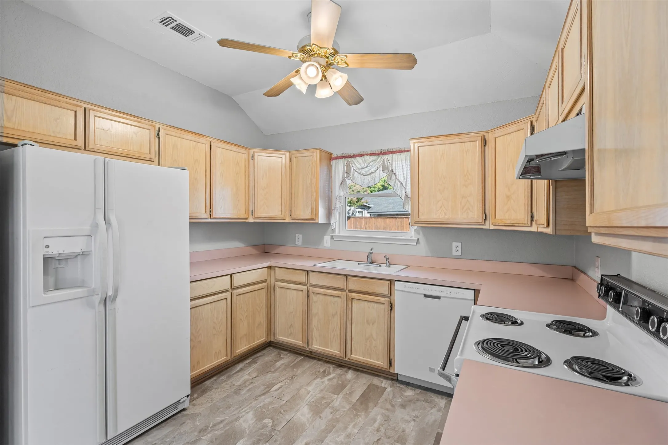Single Family Residence For Sale in Tarrant County , 7301 Wagonwheel Road, Fort Worth, Texas 76133, 3 Bedroom, 2 Bathroom, 2 Garage spaces, 1,311 Sqft, built in 1989, mls#21059478, Real Estate Agent in Fort Worth, Homes For Sale in Tarrant county, Homes For Sale in Fort Worth, Realtor in Fort Worth Texas, Real Estate Brokerage Independent Realty Texas, Luminita Cordes Realtor