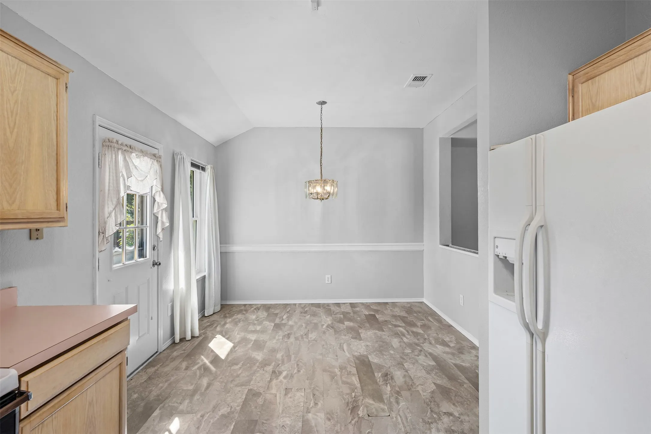 Single Family Residence For Sale in Tarrant County , 7301 Wagonwheel Road, Fort Worth, Texas 76133, 3 Bedroom, 2 Bathroom, 2 Garage spaces, 1,311 Sqft, built in 1989, mls#21059478, Real Estate Agent in Fort Worth, Homes For Sale in Tarrant county, Homes For Sale in Fort Worth, Realtor in Fort Worth Texas, Real Estate Brokerage Independent Realty Texas, Luminita Cordes Realtor