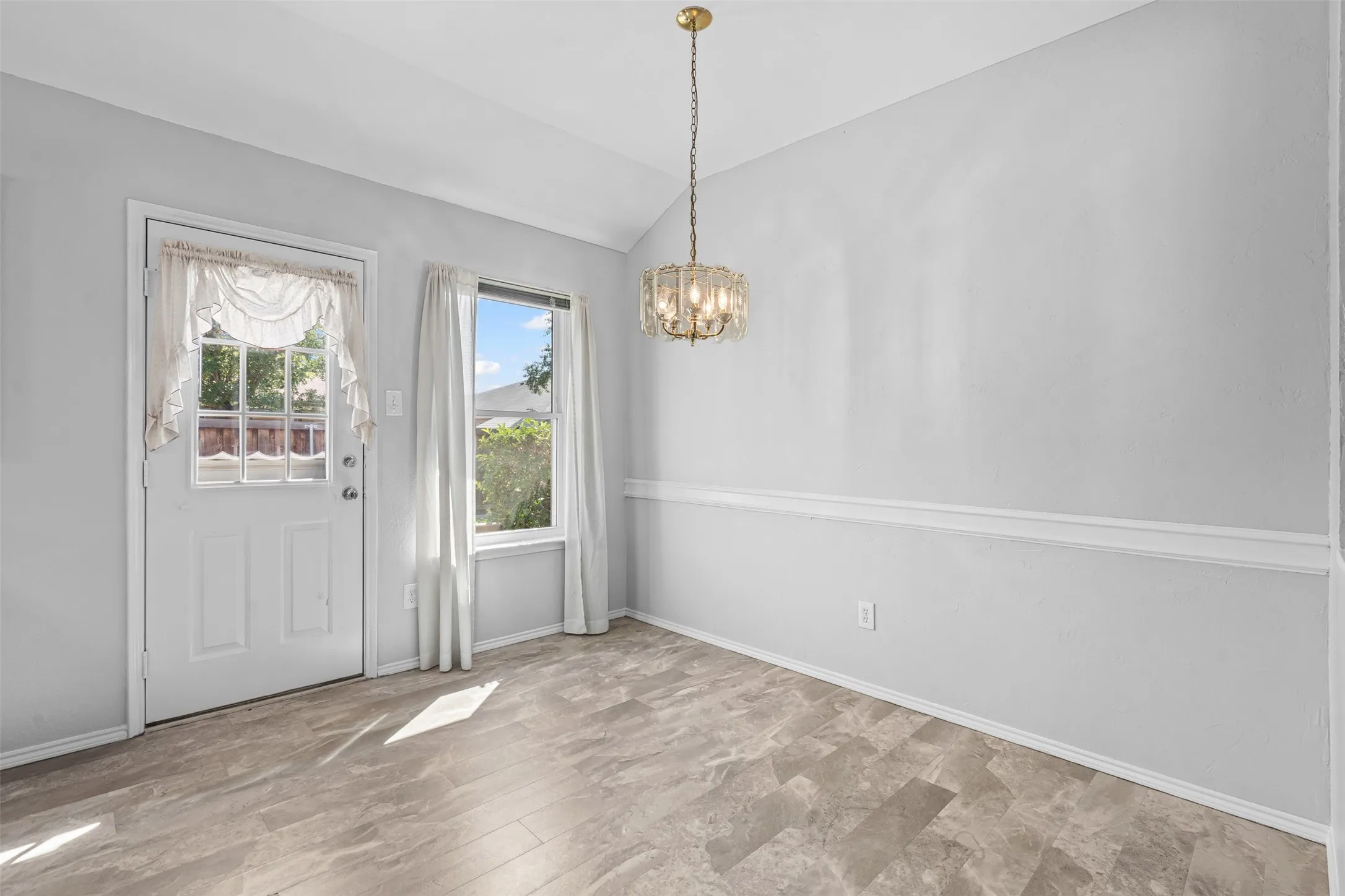 Single Family Residence For Sale in Tarrant County , 7301 Wagonwheel Road, Fort Worth, Texas 76133, 3 Bedroom, 2 Bathroom, 2 Garage spaces, 1,311 Sqft, built in 1989, mls#21059478, Real Estate Agent in Fort Worth, Homes For Sale in Tarrant county, Homes For Sale in Fort Worth, Realtor in Fort Worth Texas, Real Estate Brokerage Independent Realty Texas, Luminita Cordes Realtor