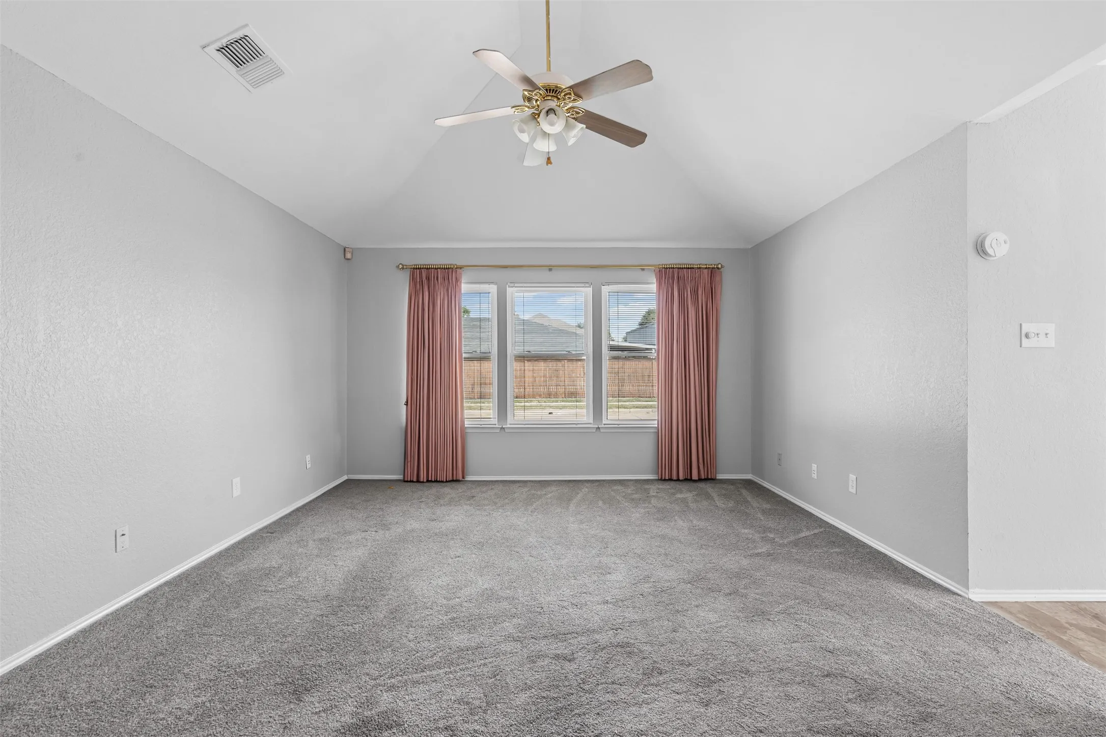 Single Family Residence For Sale in Tarrant County , 7301 Wagonwheel Road, Fort Worth, Texas 76133, 3 Bedroom, 2 Bathroom, 2 Garage spaces, 1,311 Sqft, built in 1989, mls#21059478, Real Estate Agent in Fort Worth, Homes For Sale in Tarrant county, Homes For Sale in Fort Worth, Realtor in Fort Worth Texas, Real Estate Brokerage Independent Realty Texas, Luminita Cordes Realtor