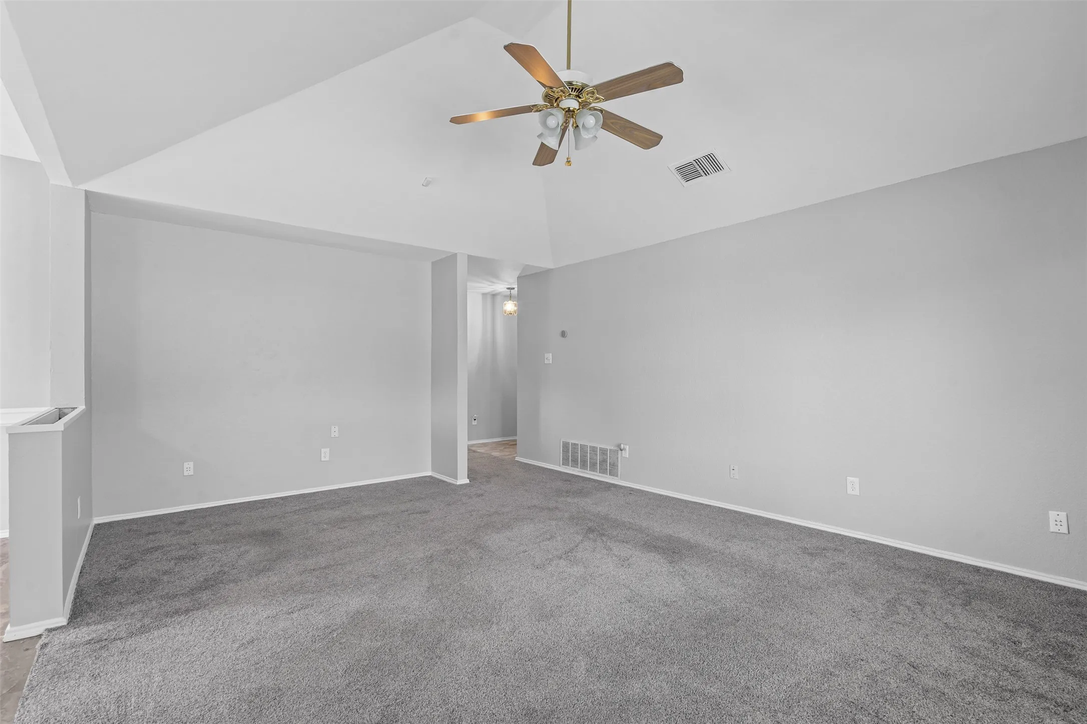 Single Family Residence For Sale in Tarrant County , 7301 Wagonwheel Road, Fort Worth, Texas 76133, 3 Bedroom, 2 Bathroom, 2 Garage spaces, 1,311 Sqft, built in 1989, mls#21059478, Real Estate Agent in Fort Worth, Homes For Sale in Tarrant county, Homes For Sale in Fort Worth, Realtor in Fort Worth Texas, Real Estate Brokerage Independent Realty Texas, Luminita Cordes Realtor