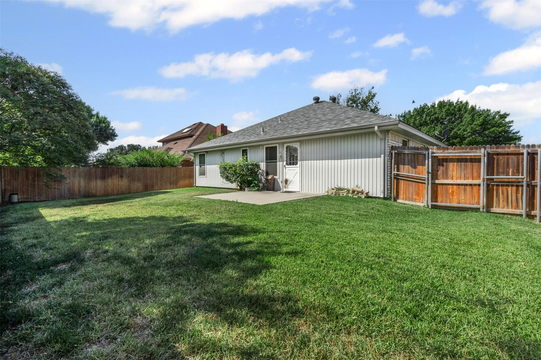 Single Family Residence For Sale in Tarrant County , 7301 Wagonwheel Road, Fort Worth, Texas 76133, 3 Bedroom, 2 Bathroom, 2 Garage spaces, 1,311 Sqft, built in 1989, mls#21059478, Real Estate Agent in Fort Worth, Homes For Sale in Tarrant county, Homes For Sale in Fort Worth, Realtor in Fort Worth Texas, Real Estate Brokerage Independent Realty Texas, Luminita Cordes Realtor