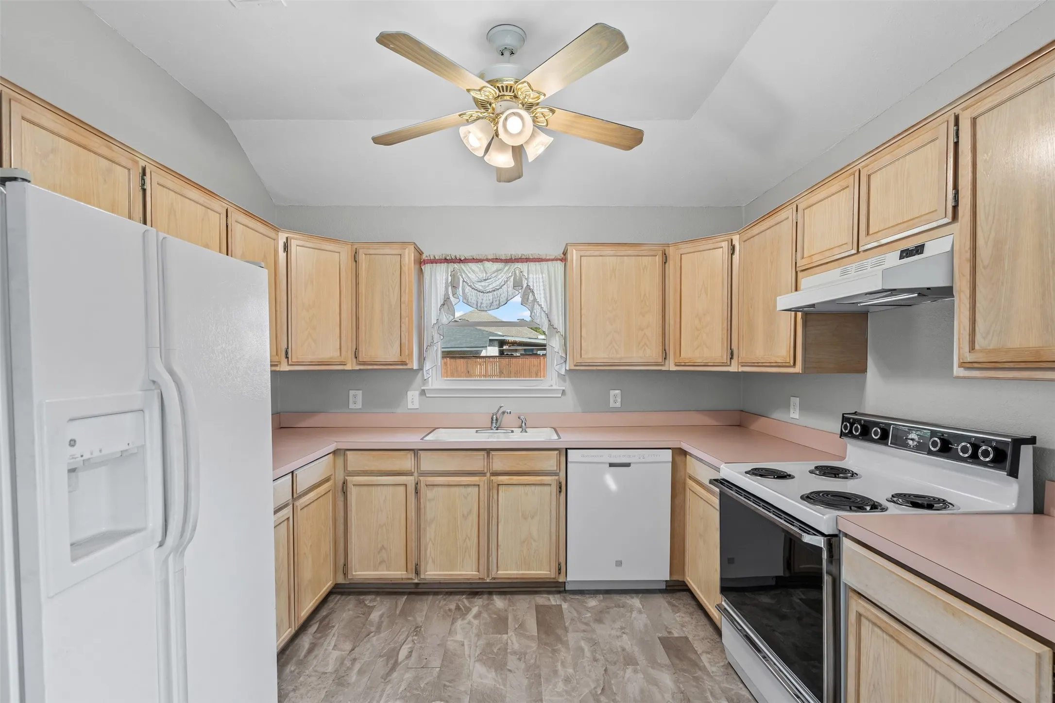 Single Family Residence For Sale in Tarrant County , 7301 Wagonwheel Road, Fort Worth, Texas 76133, 3 Bedroom, 2 Bathroom, 2 Garage spaces, 1,311 Sqft, built in 1989, mls#21059478, Real Estate Agent in Fort Worth, Homes For Sale in Tarrant county, Homes For Sale in Fort Worth, Realtor in Fort Worth Texas, Real Estate Brokerage Independent Realty Texas, Luminita Cordes Realtor