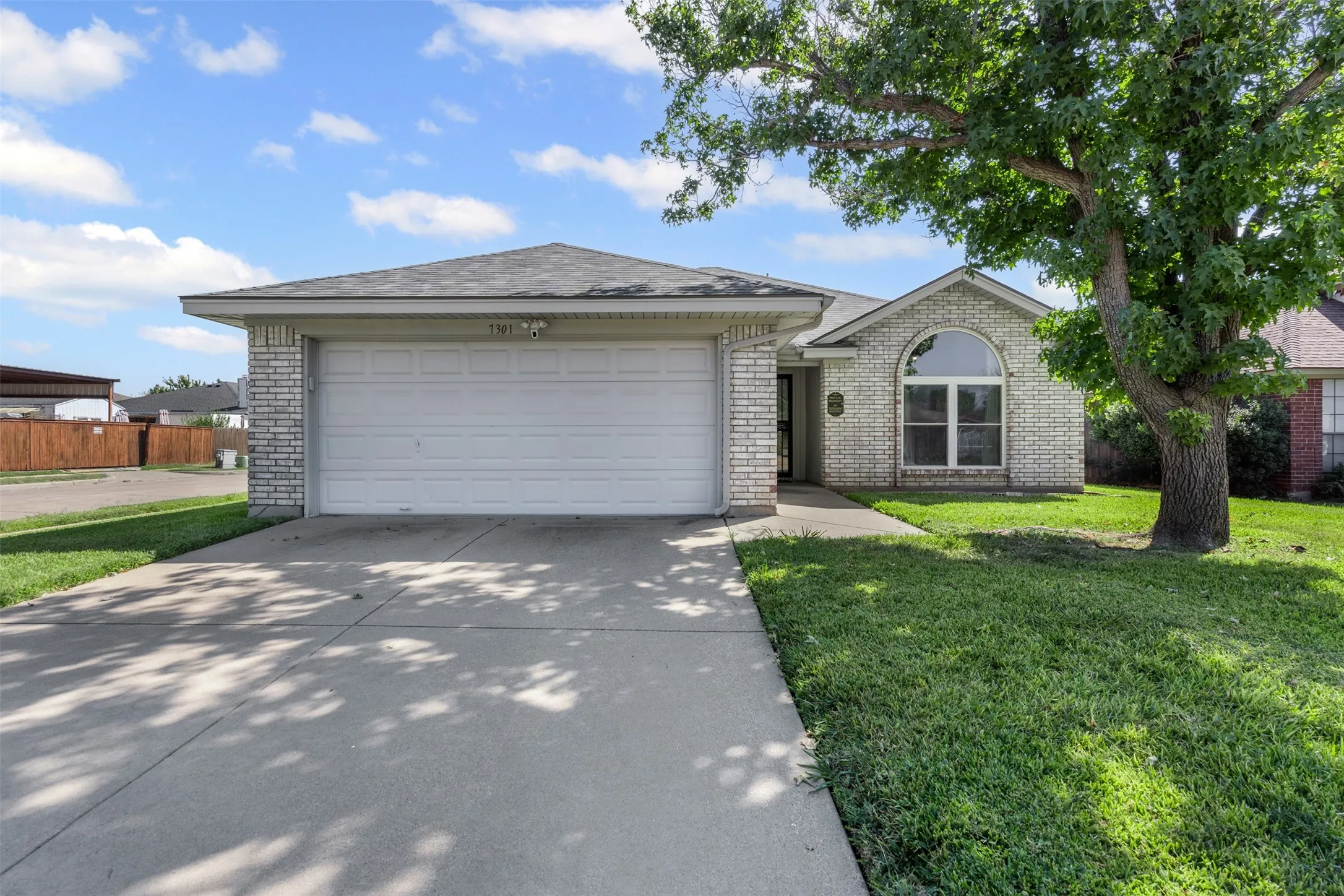Single Family Residence For Sale in Tarrant County , 7301 Wagonwheel Road, Fort Worth, Texas 76133, 3 Bedroom, 2 Bathroom, 2 Garage spaces, 1,311 Sqft, built in 1989, mls#21059478, Real Estate Agent in Fort Worth, Homes For Sale in Tarrant county, Homes For Sale in Fort Worth, Realtor in Fort Worth Texas, Real Estate Brokerage Independent Realty Texas, Luminita Cordes Realtor