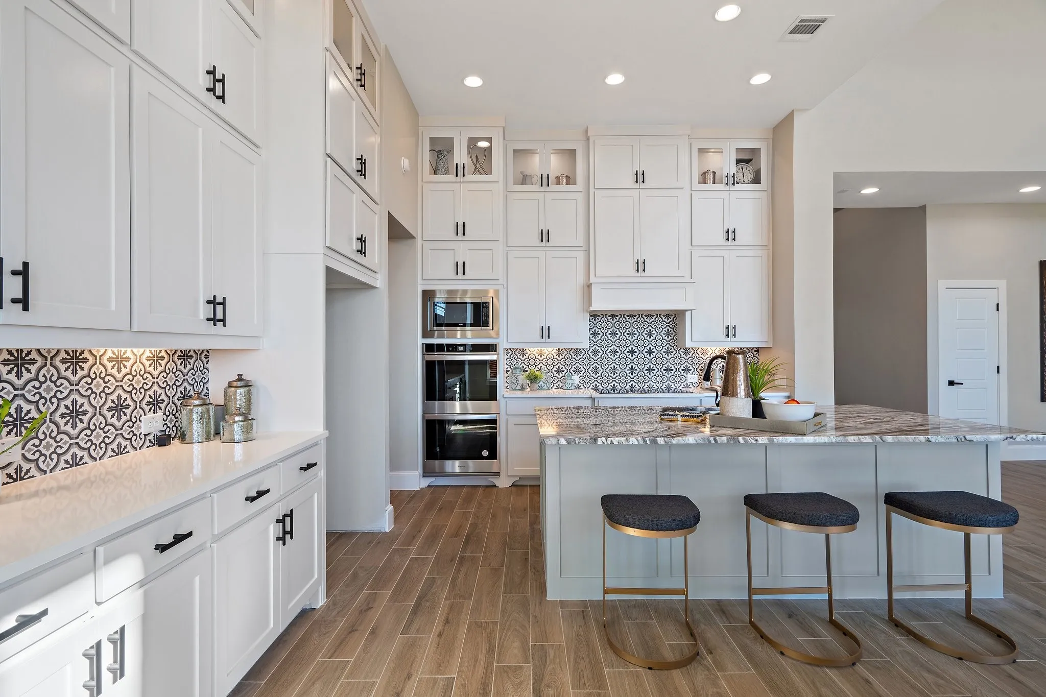 Double ovens & microwave. Ovens are wifi compatible