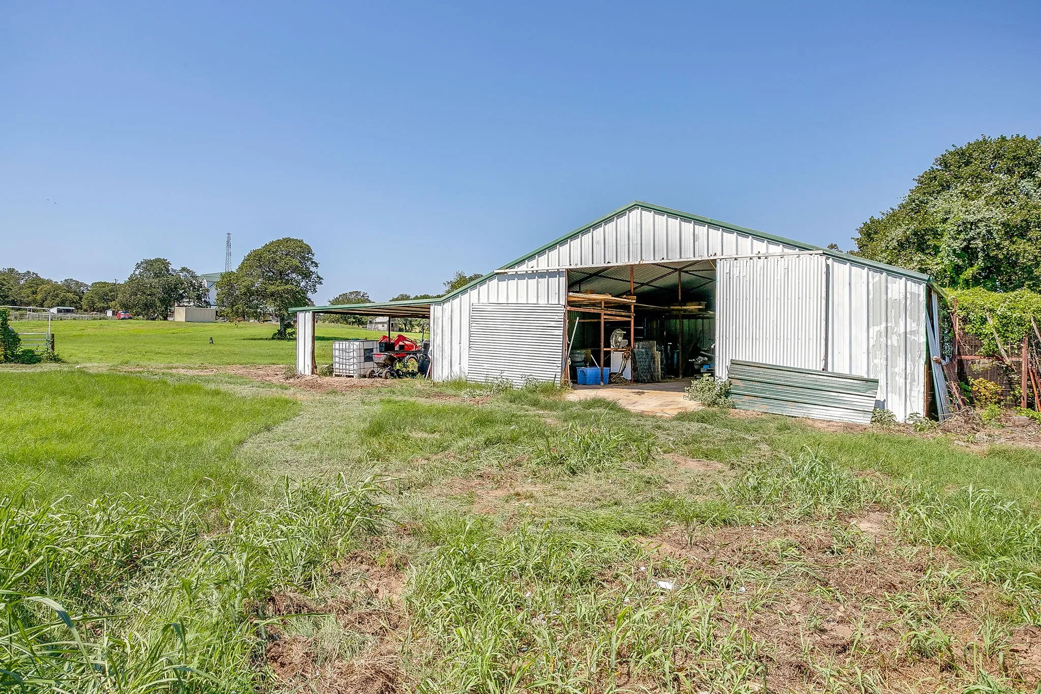 Single Family Residence For Sale in Parker County , 7726 W Highway 199, Springtown, Texas 76082, 4 Bedroom, 4 Bathroom, 4 Garage spaces, 3,153 Sqft, built in 2001, Preowned, mls#21059059, Real Estate Agent in Springtown, Homes For Sale in Parker county, Homes For Sale in Springtown, Realtor in Springtown Texas, Real Estate Brokerage Independent Realty Texas, Luminita Cordes Realtor