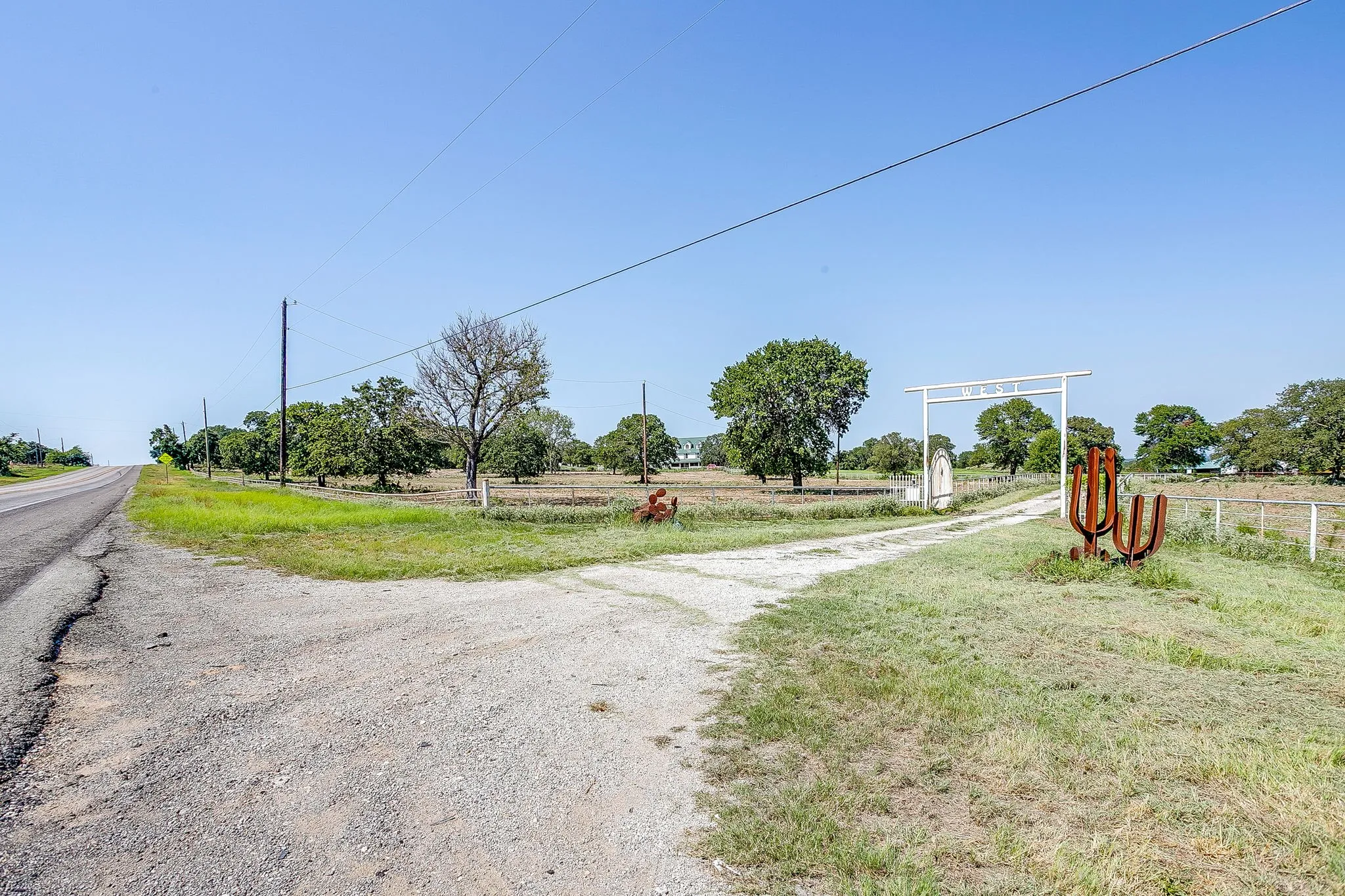 Single Family Residence For Sale in Parker County , 7726 W Highway 199, Springtown, Texas 76082, 4 Bedroom, 4 Bathroom, 4 Garage spaces, 3,153 Sqft, built in 2001, Preowned, mls#21059059, Real Estate Agent in Springtown, Homes For Sale in Parker county, Homes For Sale in Springtown, Realtor in Springtown Texas, Real Estate Brokerage Independent Realty Texas, Luminita Cordes Realtor