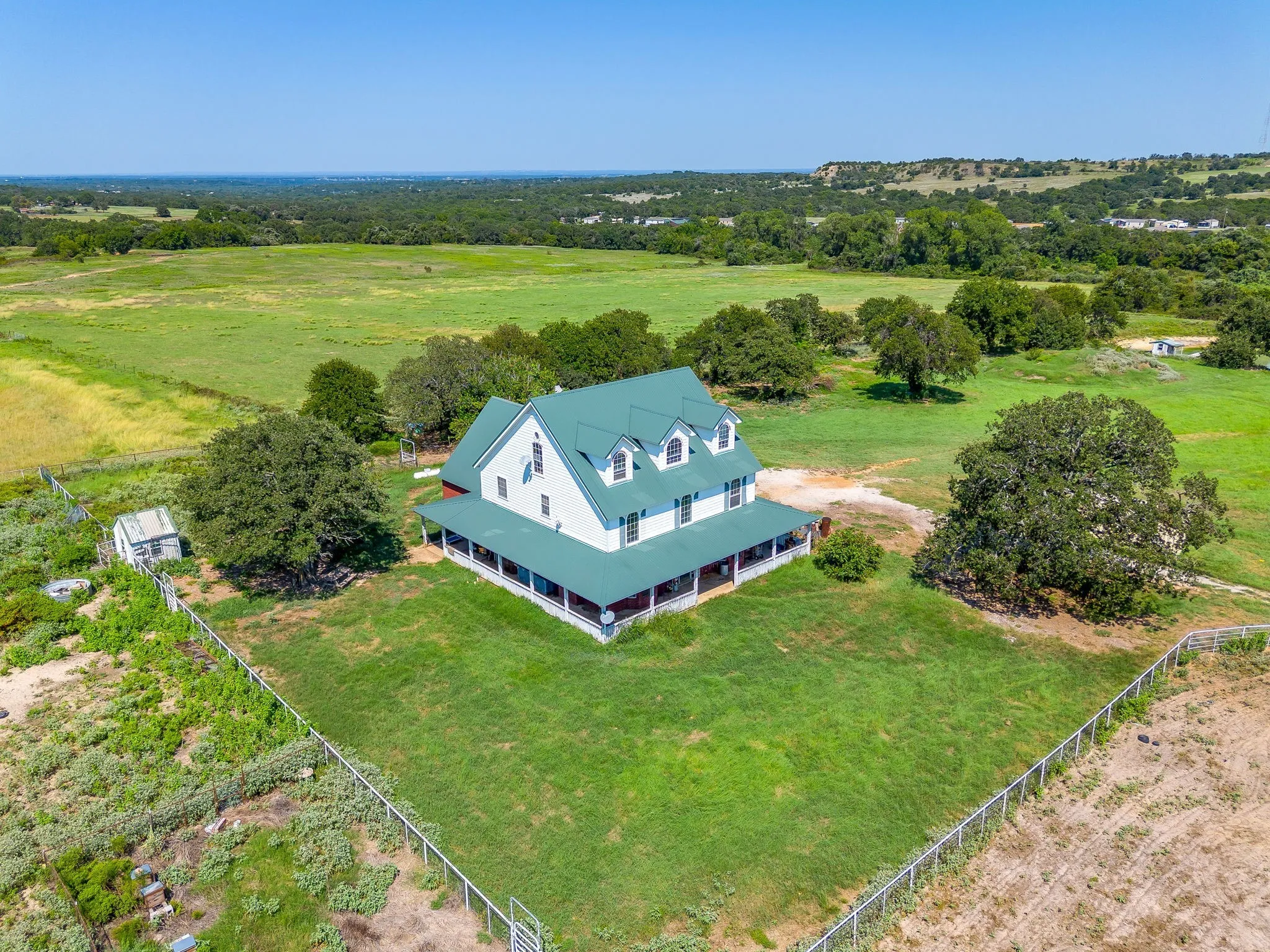Single Family Residence For Sale in Parker County , 7726 W Highway 199, Springtown, Texas 76082, 4 Bedroom, 4 Bathroom, 4 Garage spaces, 3,153 Sqft, built in 2001, Preowned, mls#21059059, Real Estate Agent in Springtown, Homes For Sale in Parker county, Homes For Sale in Springtown, Realtor in Springtown Texas, Real Estate Brokerage Independent Realty Texas, Luminita Cordes Realtor