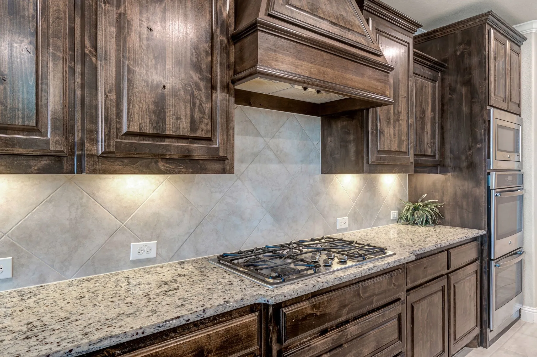 Gas Range, tons of cabinet space!