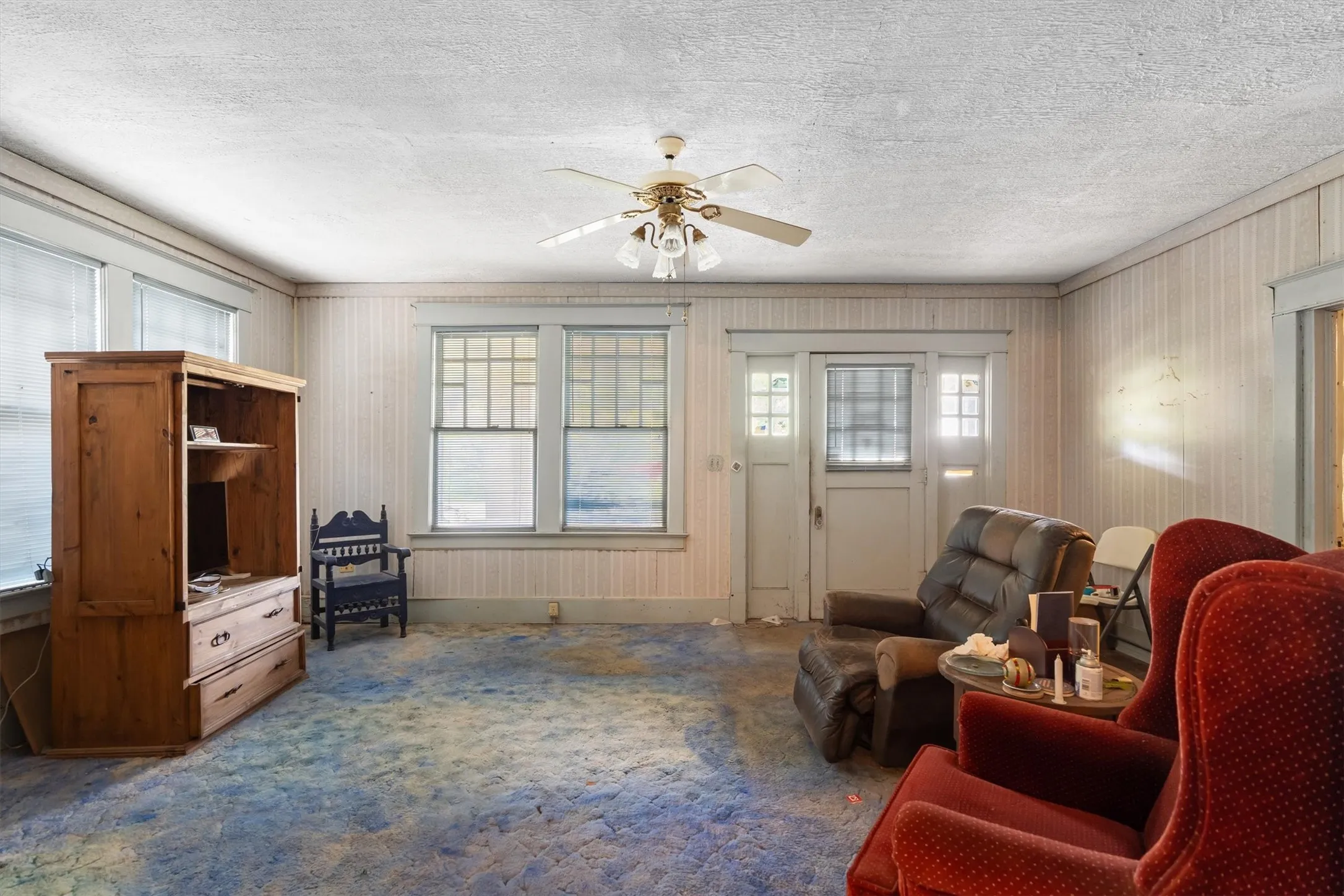 Single Family Residence For Sale in Collin County , 305 Hill Street, Farmersville, Texas 75442, 4 Bedroom, 2 Bathroom, Garage spaces, 3,240 Sqft, built in 1920, Preowned, mls#21024053, Real Estate Agent in Farmersville, Homes For Sale in Collin county, Homes For Sale in Farmersville, Realtor in Farmersville Texas, Real Estate Brokerage Independent Realty Texas, Luminita Cordes Realtor