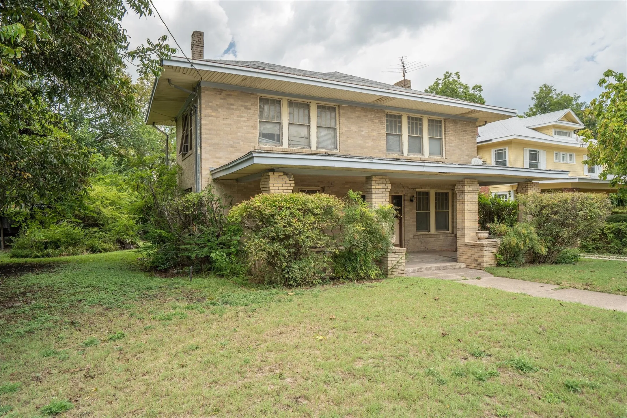 Single Family Residence For Sale in Collin County , 305 Hill Street, Farmersville, Texas 75442, 4 Bedroom, 2 Bathroom, Garage spaces, 3,240 Sqft, built in 1920, Preowned, mls#21024053, Real Estate Agent in Farmersville, Homes For Sale in Collin county, Homes For Sale in Farmersville, Realtor in Farmersville Texas, Real Estate Brokerage Independent Realty Texas, Luminita Cordes Realtor