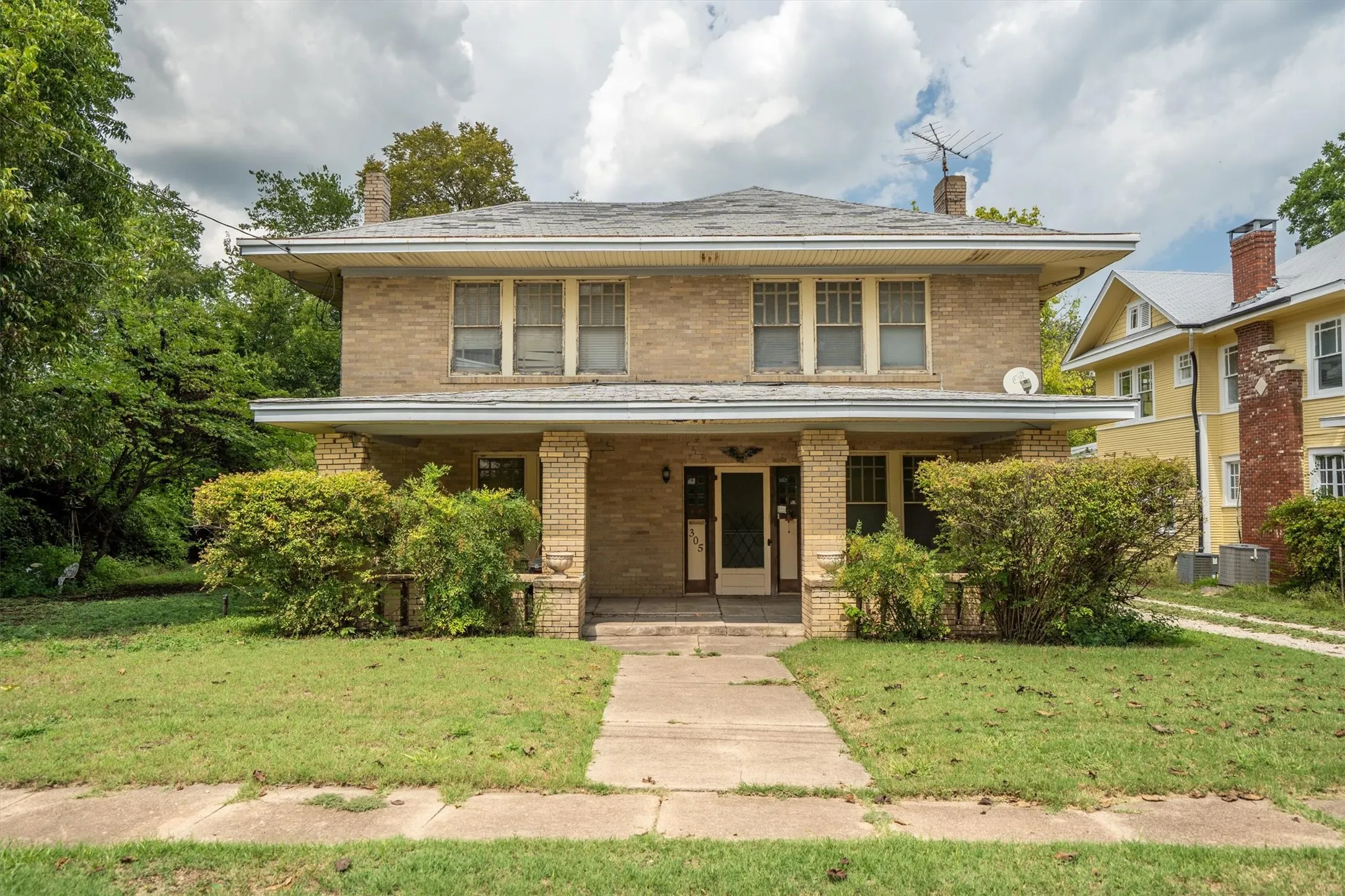 Single Family Residence For Sale in Collin County , 305 Hill Street, Farmersville, Texas 75442, 4 Bedroom, 2 Bathroom, Garage spaces, 3,240 Sqft, built in 1920, Preowned, mls#21024053, Real Estate Agent in Farmersville, Homes For Sale in Collin county, Homes For Sale in Farmersville, Realtor in Farmersville Texas, Real Estate Brokerage Independent Realty Texas, Luminita Cordes Realtor