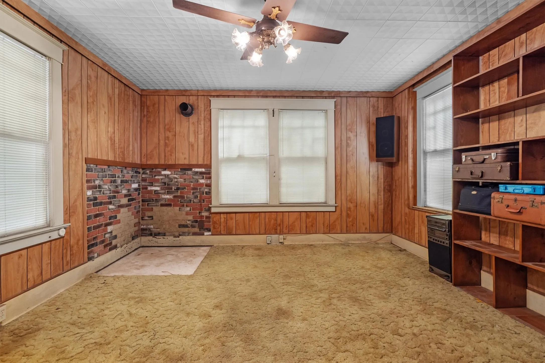 Single Family Residence For Sale in Collin County , 305 Hill Street, Farmersville, Texas 75442, 4 Bedroom, 2 Bathroom, Garage spaces, 3,240 Sqft, built in 1920, Preowned, mls#21024053, Real Estate Agent in Farmersville, Homes For Sale in Collin county, Homes For Sale in Farmersville, Realtor in Farmersville Texas, Real Estate Brokerage Independent Realty Texas, Luminita Cordes Realtor