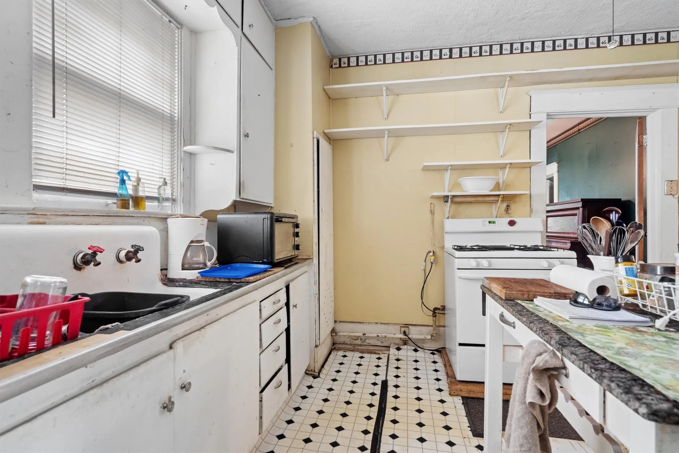 Single Family Residence For Sale in Collin County , 305 Hill Street, Farmersville, Texas 75442, 4 Bedroom, 2 Bathroom, Garage spaces, 3,240 Sqft, built in 1920, Preowned, mls#21024053, Real Estate Agent in Farmersville, Homes For Sale in Collin county, Homes For Sale in Farmersville, Realtor in Farmersville Texas, Real Estate Brokerage Independent Realty Texas, Luminita Cordes Realtor