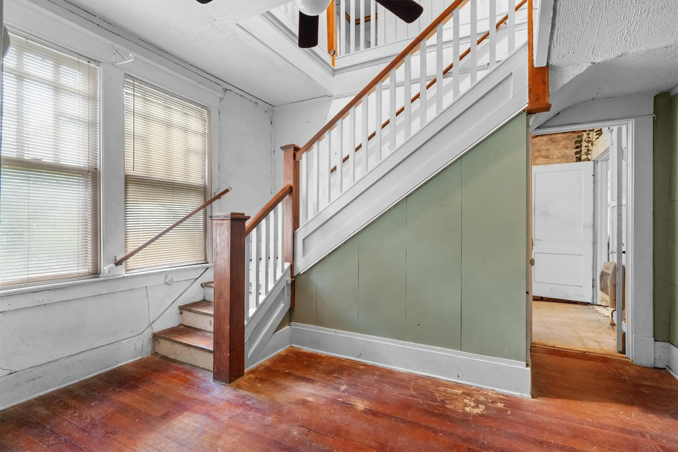 Single Family Residence For Sale in Collin County , 305 Hill Street, Farmersville, Texas 75442, 4 Bedroom, 2 Bathroom, Garage spaces, 3,240 Sqft, built in 1920, Preowned, mls#21024053, Real Estate Agent in Farmersville, Homes For Sale in Collin county, Homes For Sale in Farmersville, Realtor in Farmersville Texas, Real Estate Brokerage Independent Realty Texas, Luminita Cordes Realtor